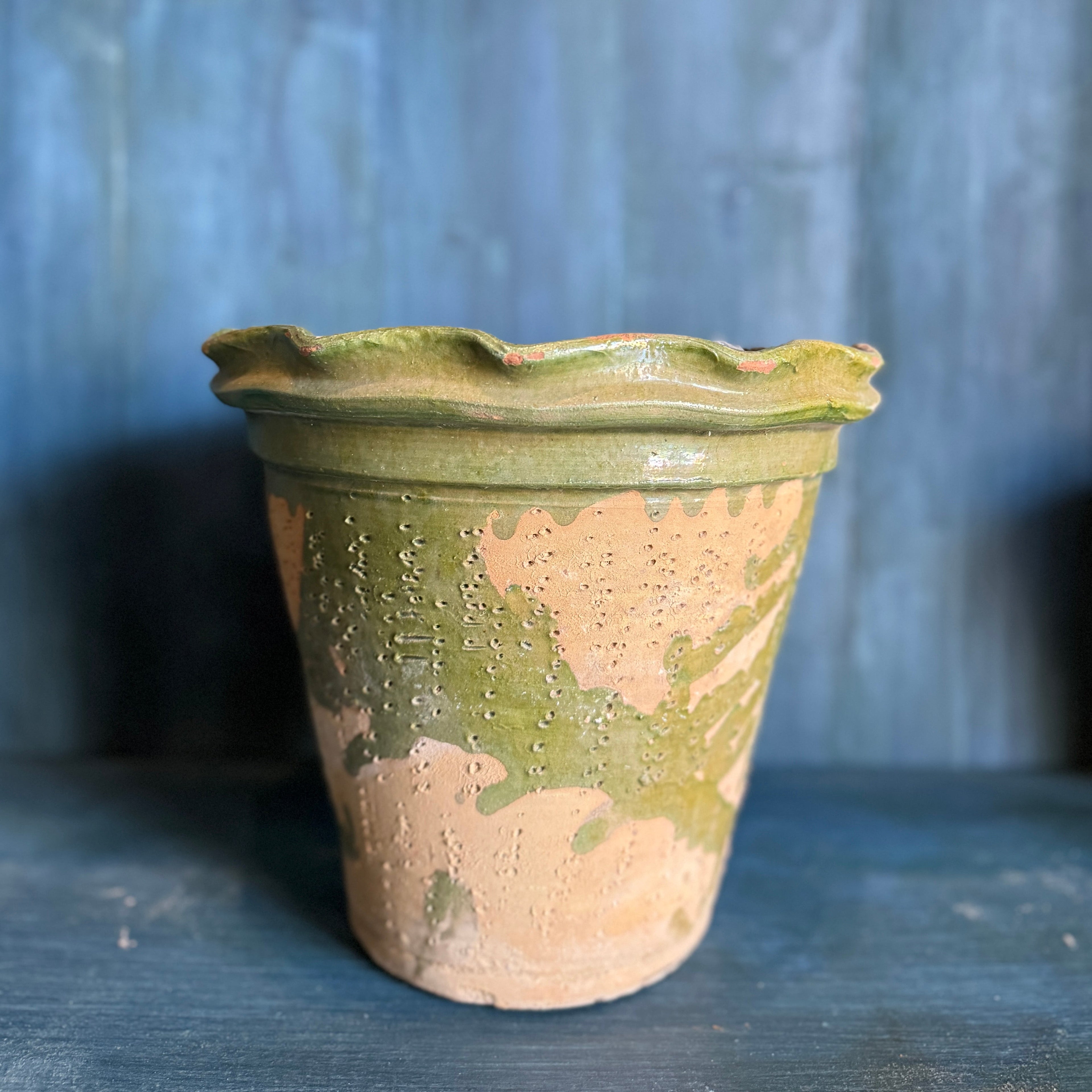 Pot vintage en terre cuite festonné avec détails émaillés verts