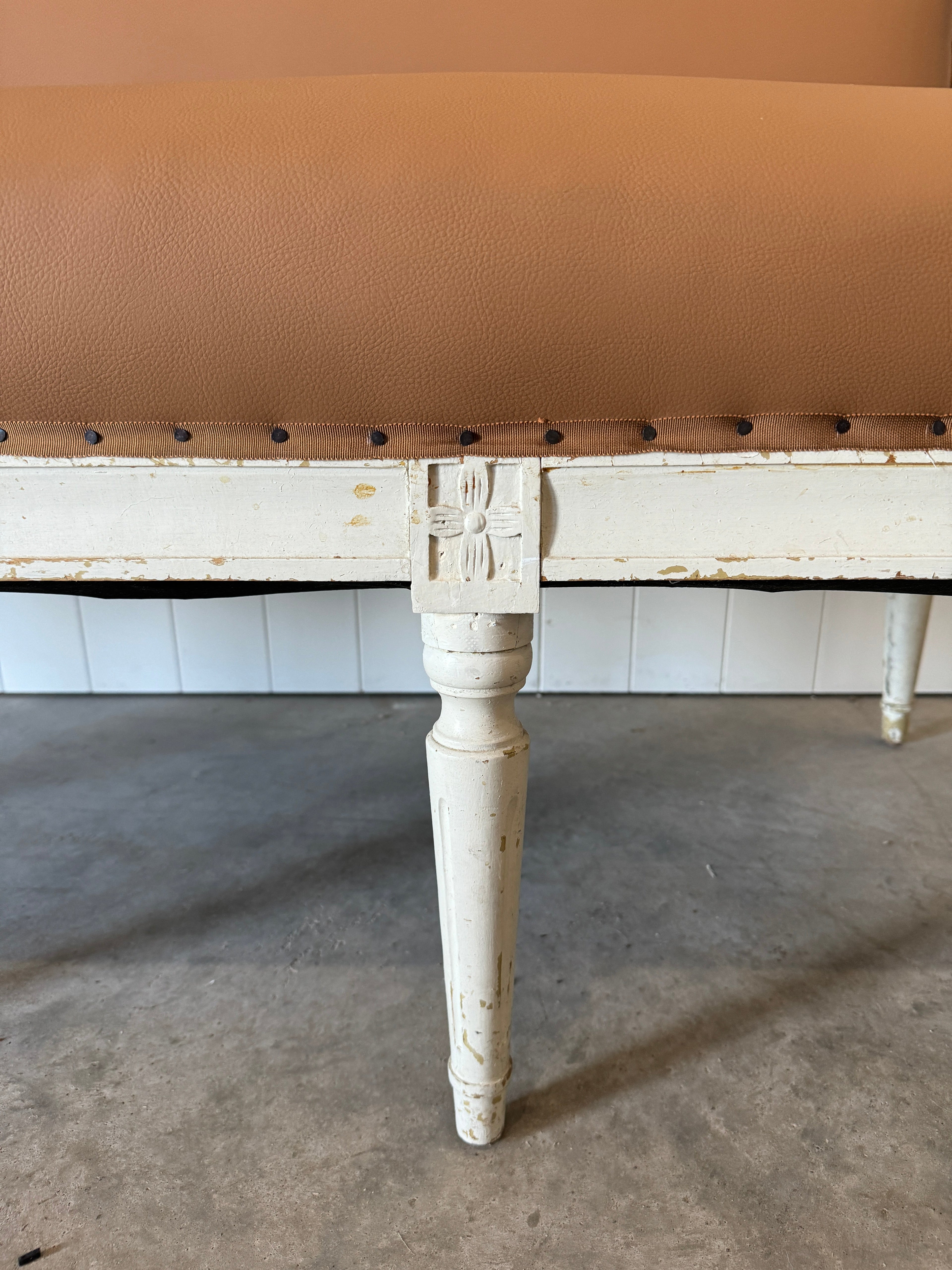 Canapé suédois antique recouvert de cuir tabac