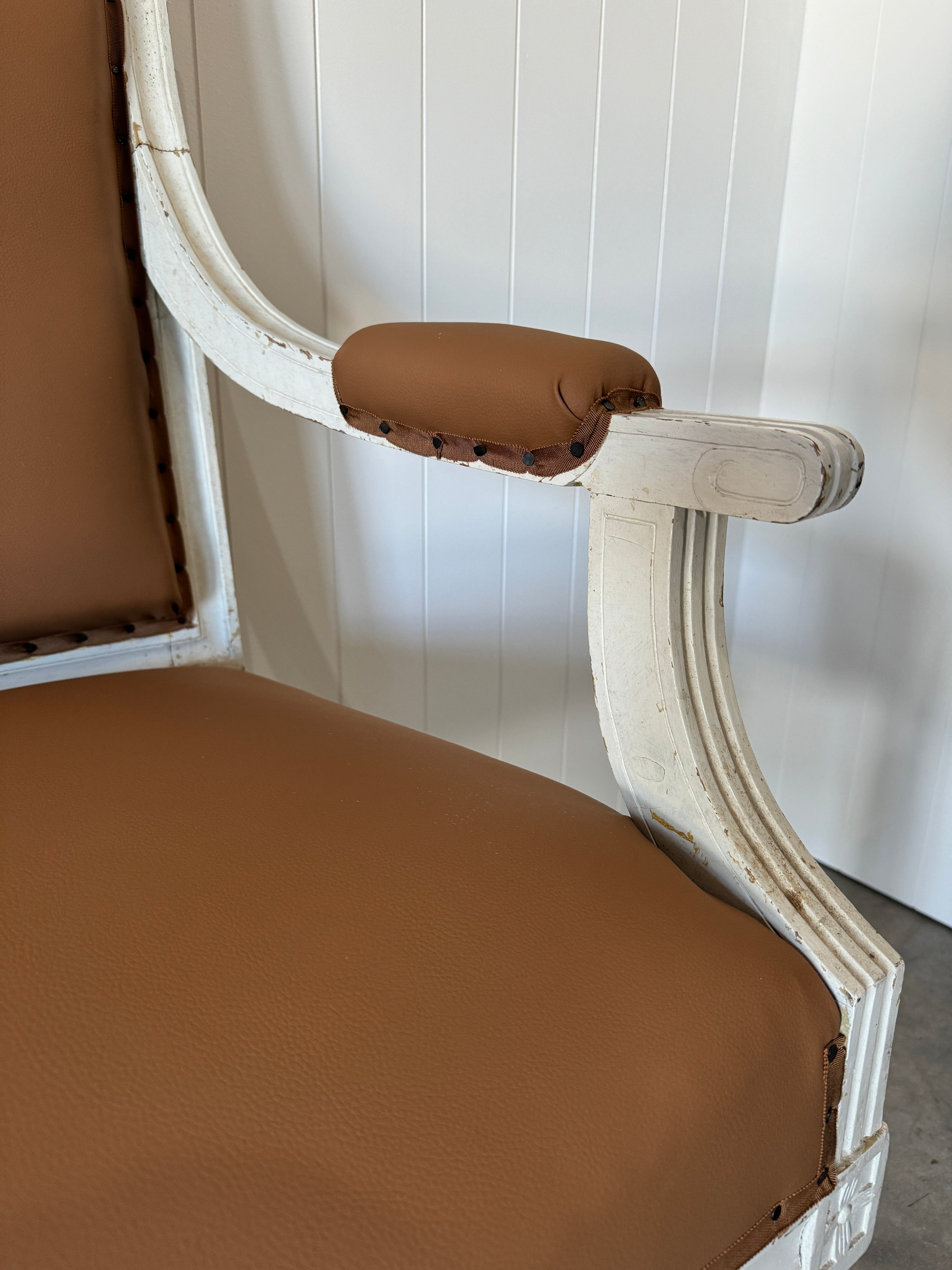 Canapé suédois antique recouvert de cuir tabac