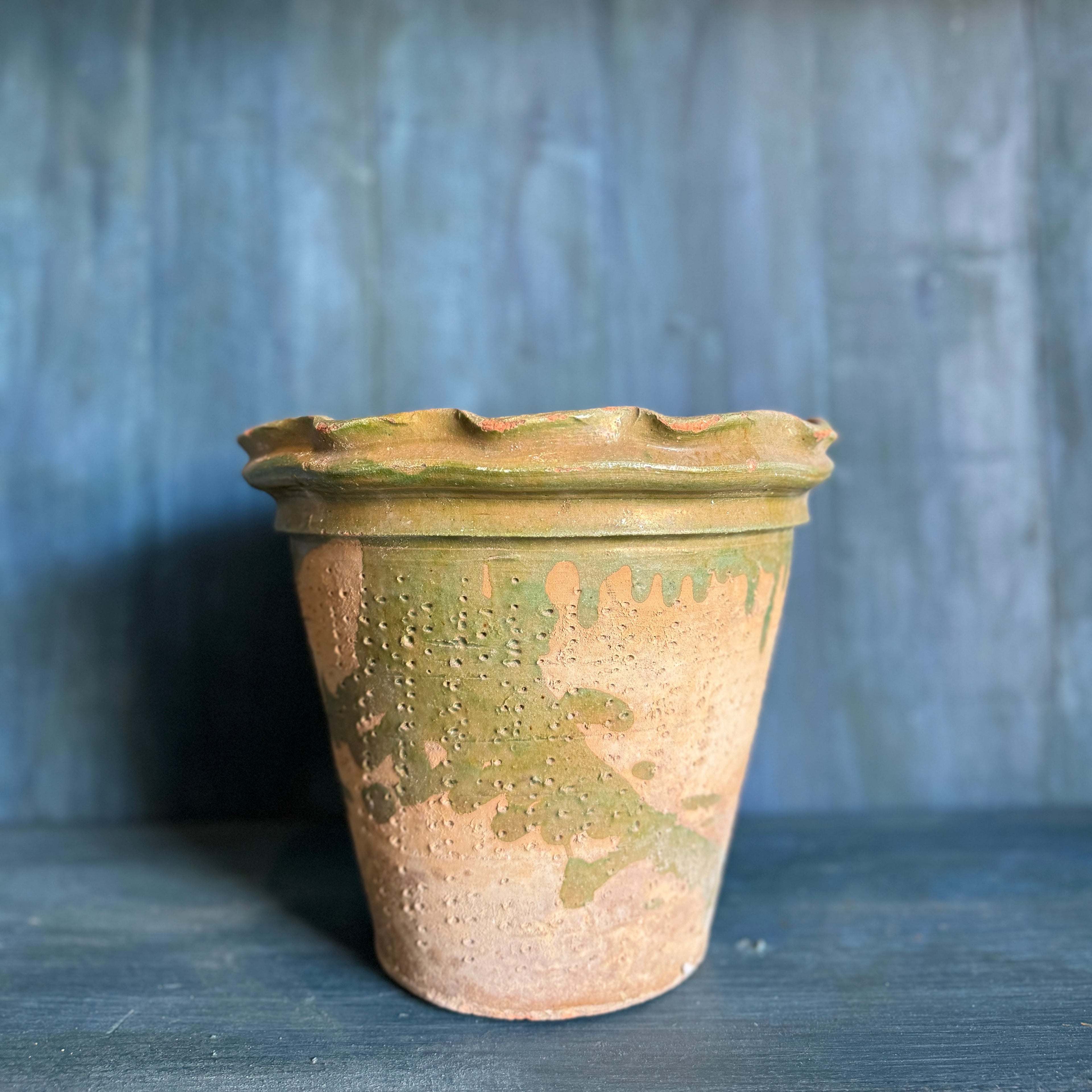 Pot vintage en terre cuite festonné avec détails émaillés verts