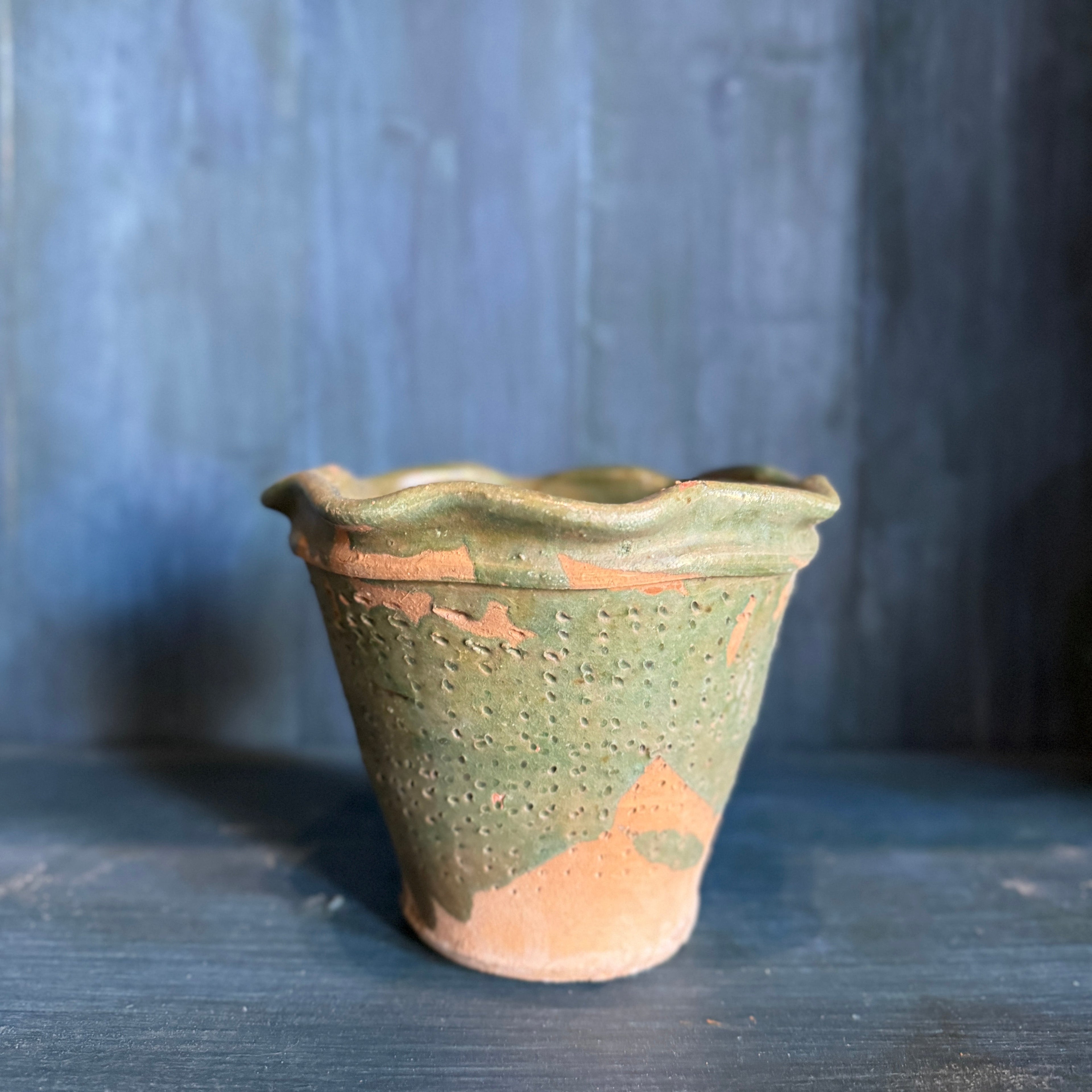 Pot vintage en terre cuite festonné avec détails émaillés verts