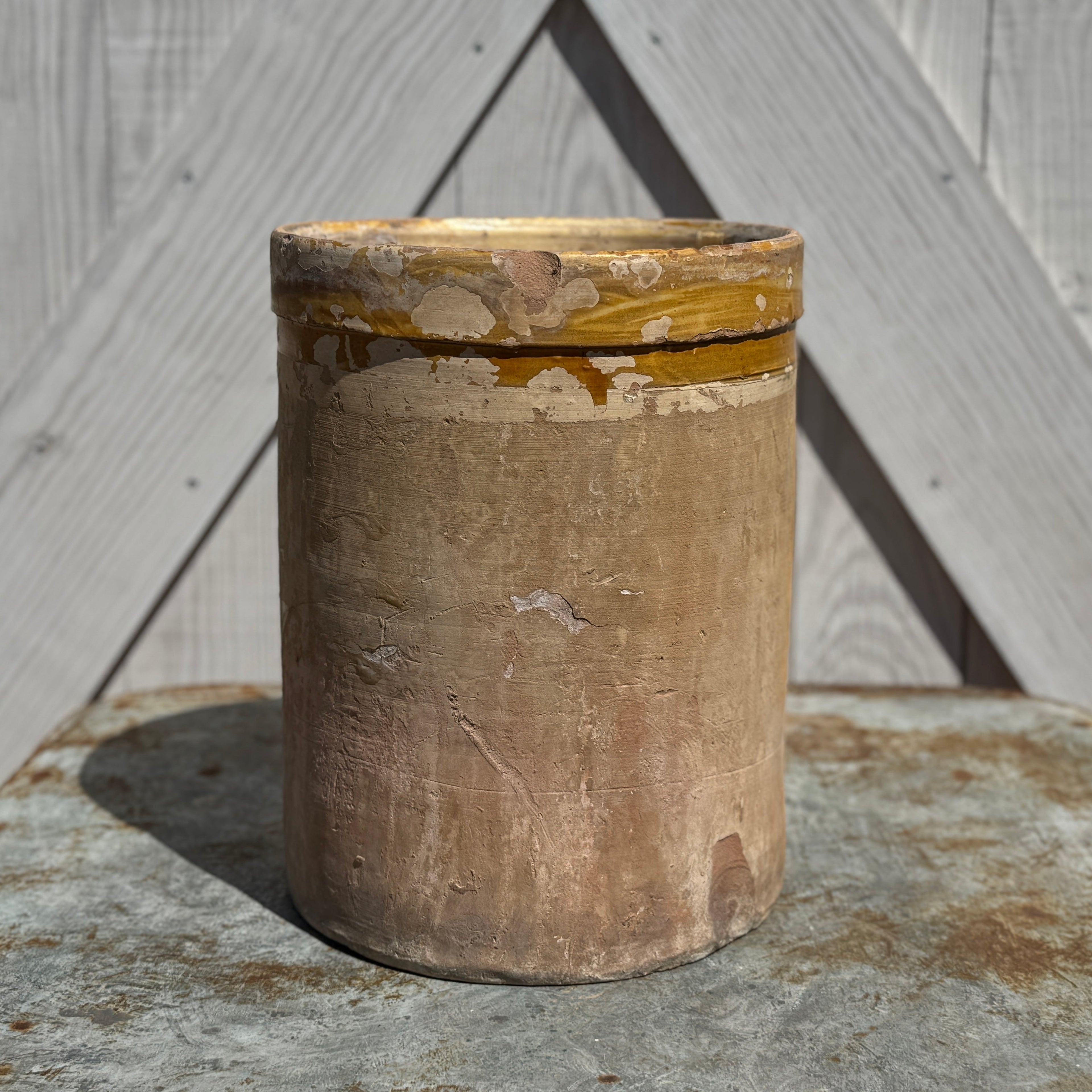 Grand pot italien antique en terre cuite avec bord émaillé couleur moutarde