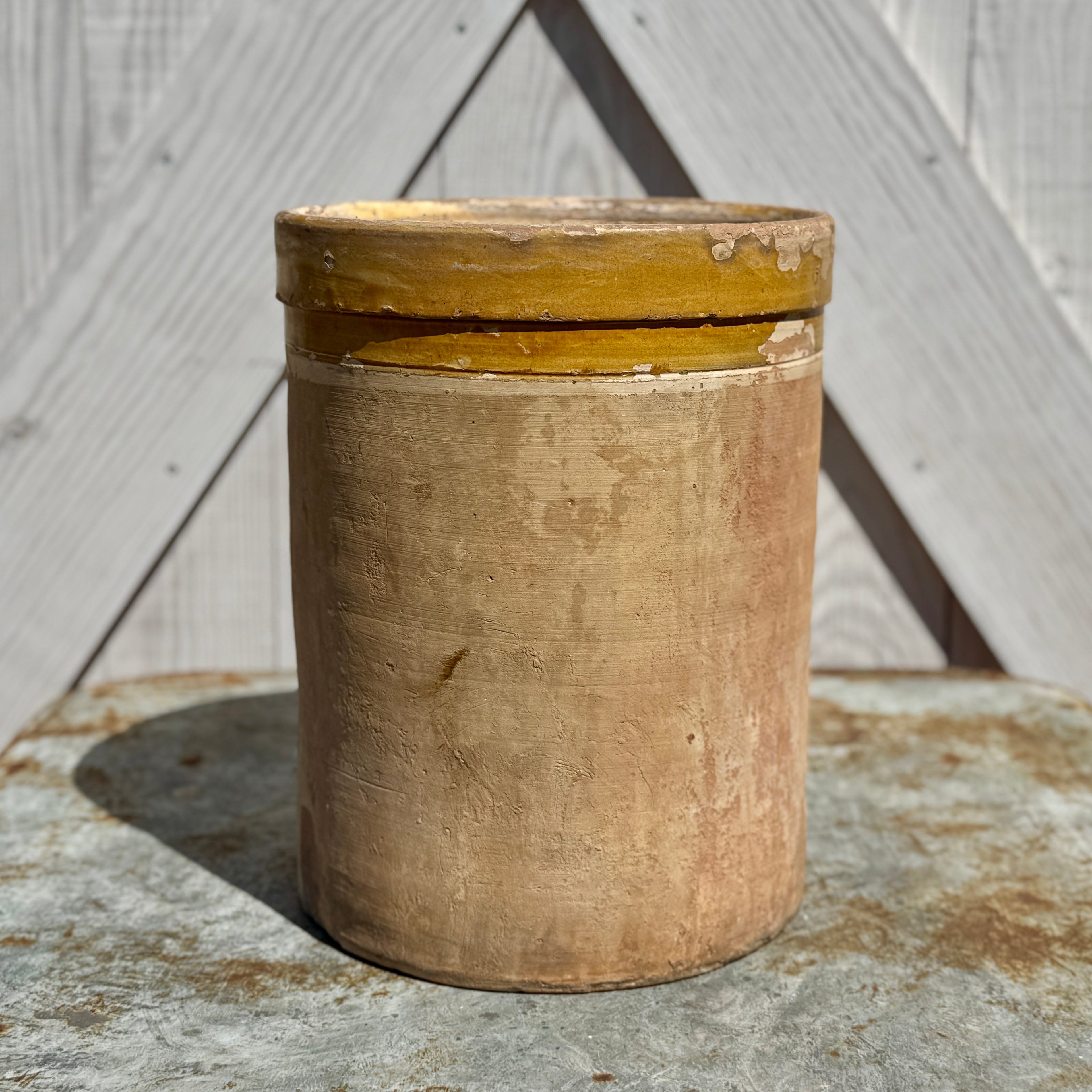 Grand pot italien antique en terre cuite avec bord émaillé couleur moutarde