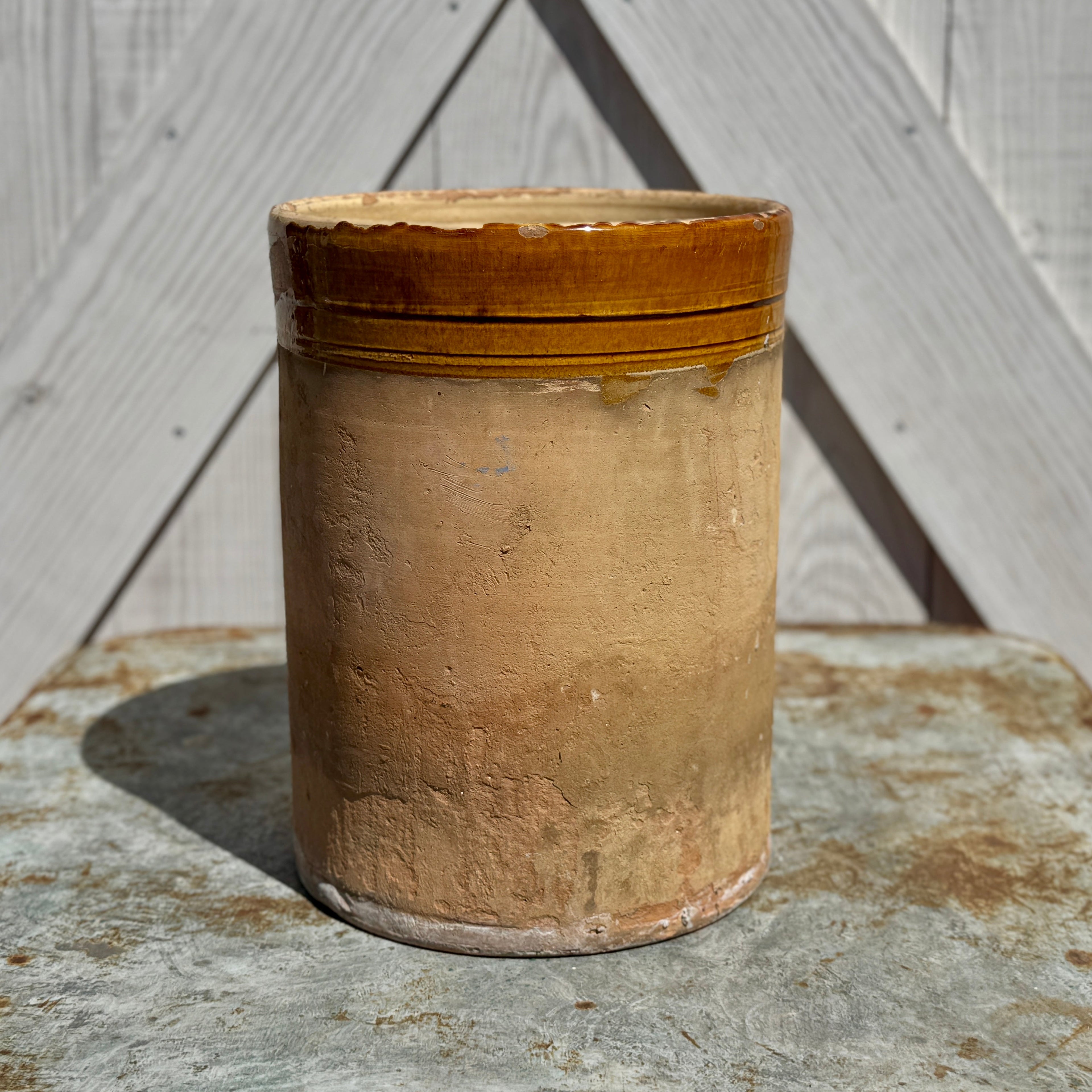 Grand pot italien antique en terre cuite avec bord émaillé couleur moutarde