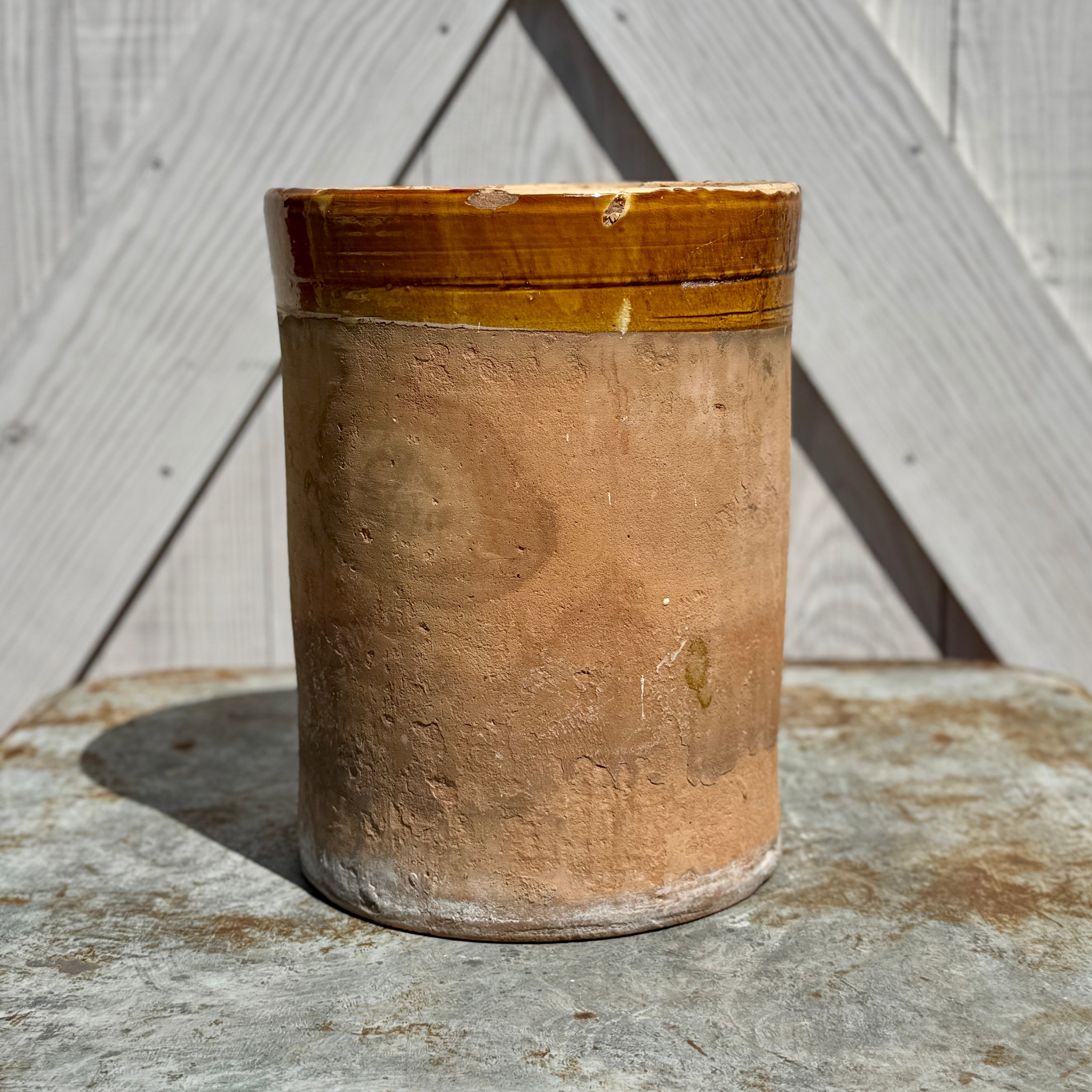 Grand pot italien antique en terre cuite avec bord émaillé couleur moutarde
