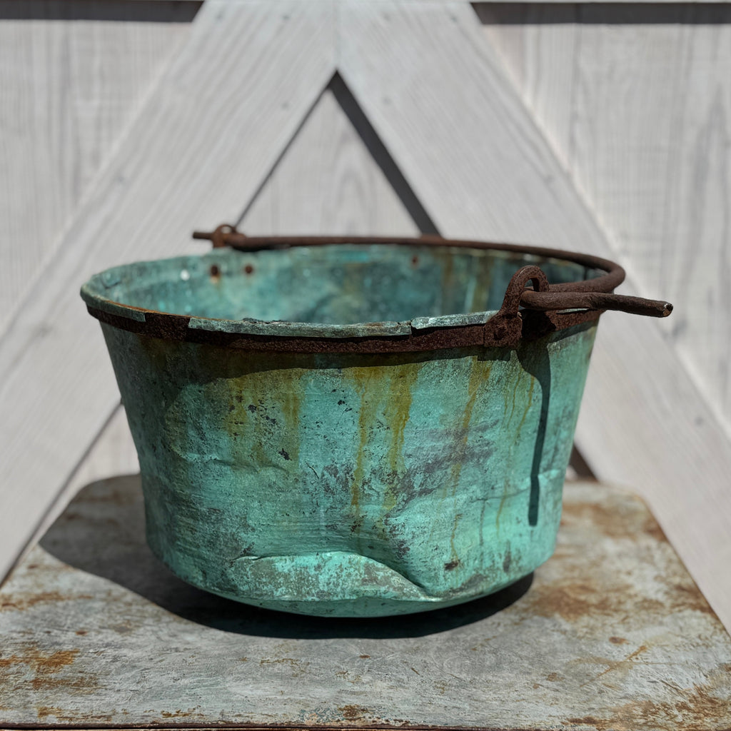 Pot en cuivre antique à patine bleu-vert