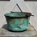 Pot en cuivre antique à patine bleu-vert