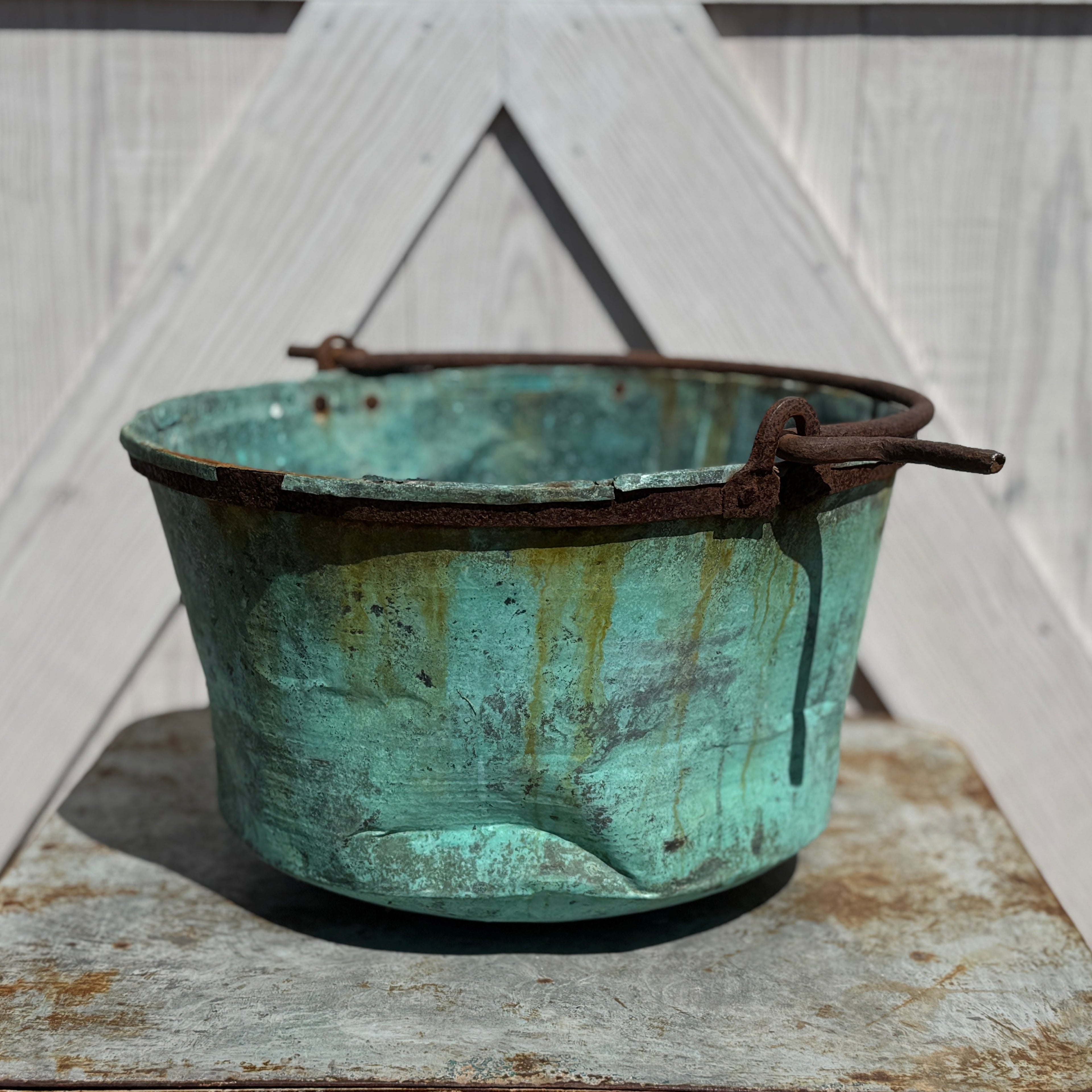 Pot en cuivre antique à patine bleu-vert