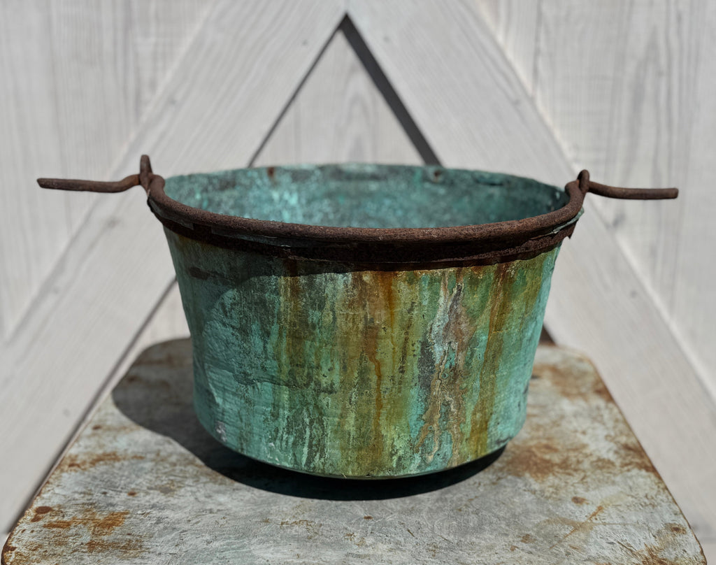 Pot en cuivre antique à patine bleu-vert