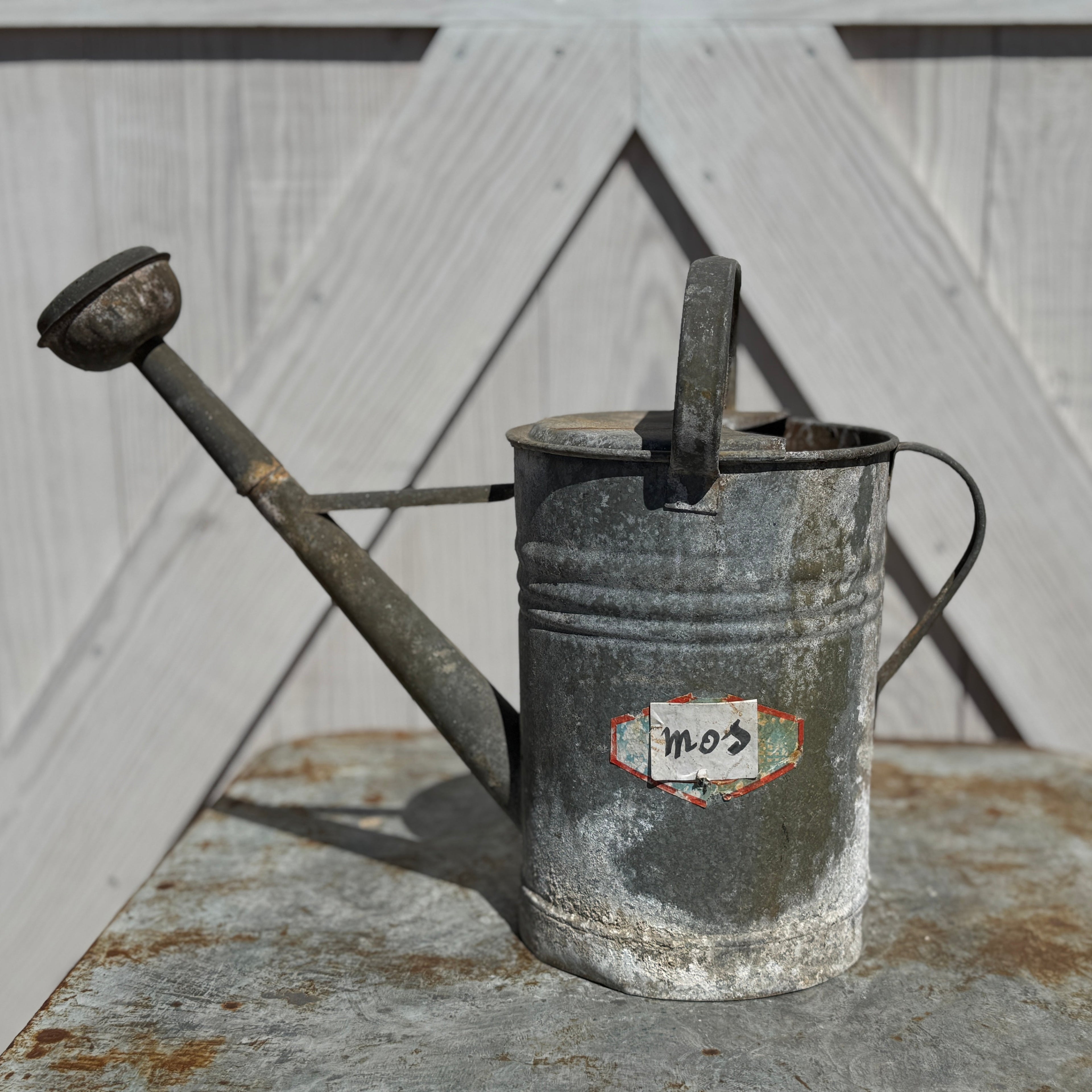 Arrosoir européen en zinc trouvé