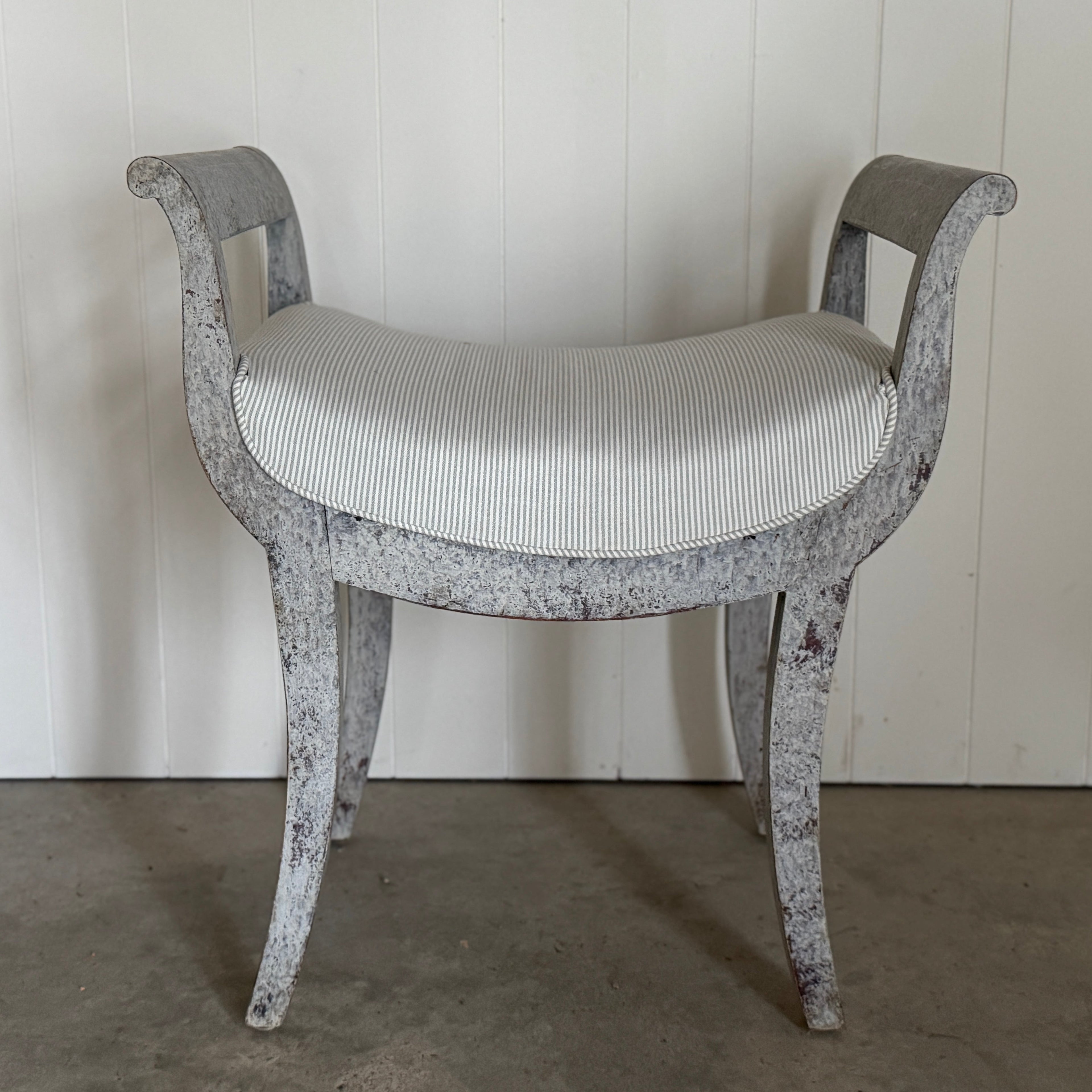 Paire de tabourets suédois en forme de lyre vers 1860-1880