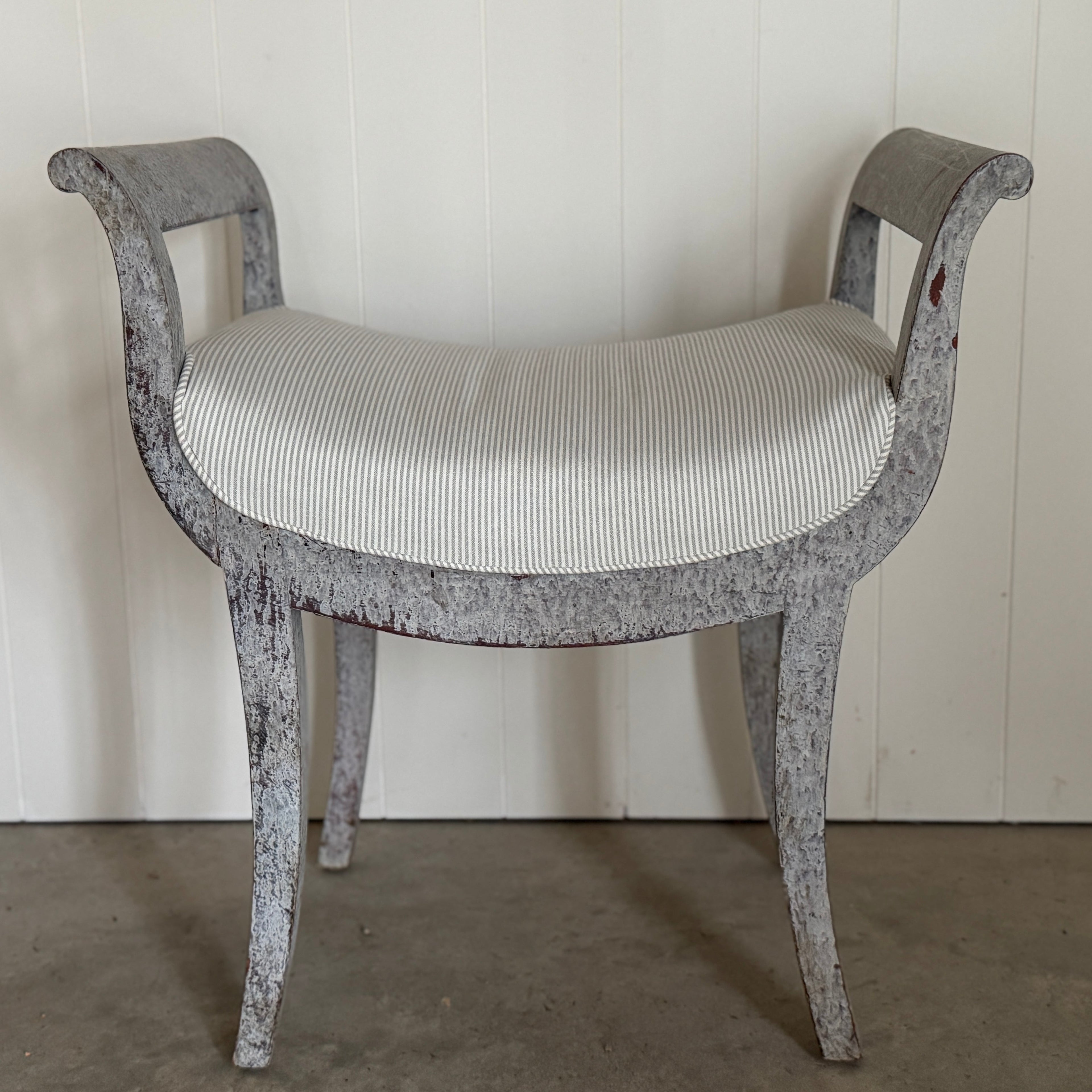 Paire de tabourets suédois en forme de lyre vers 1860-1880