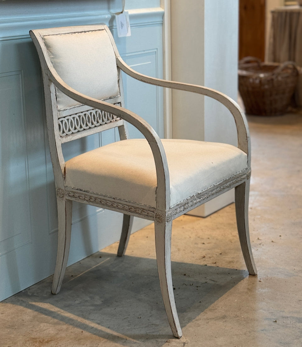 Paire de chaises antiques gustaviennes des années 1800 aux détails élégants