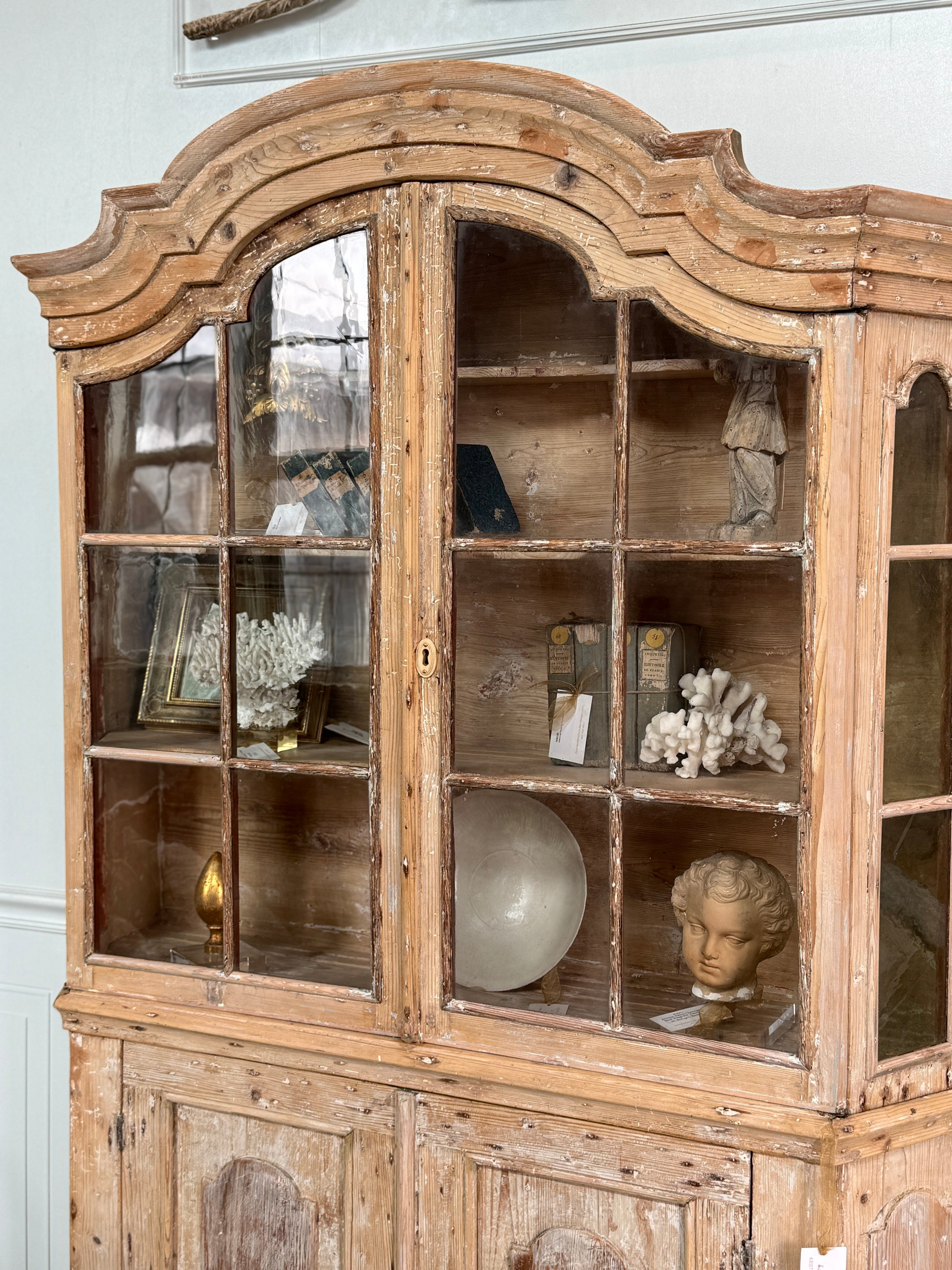 Vaisselier vers 1800 avec verre d'origine