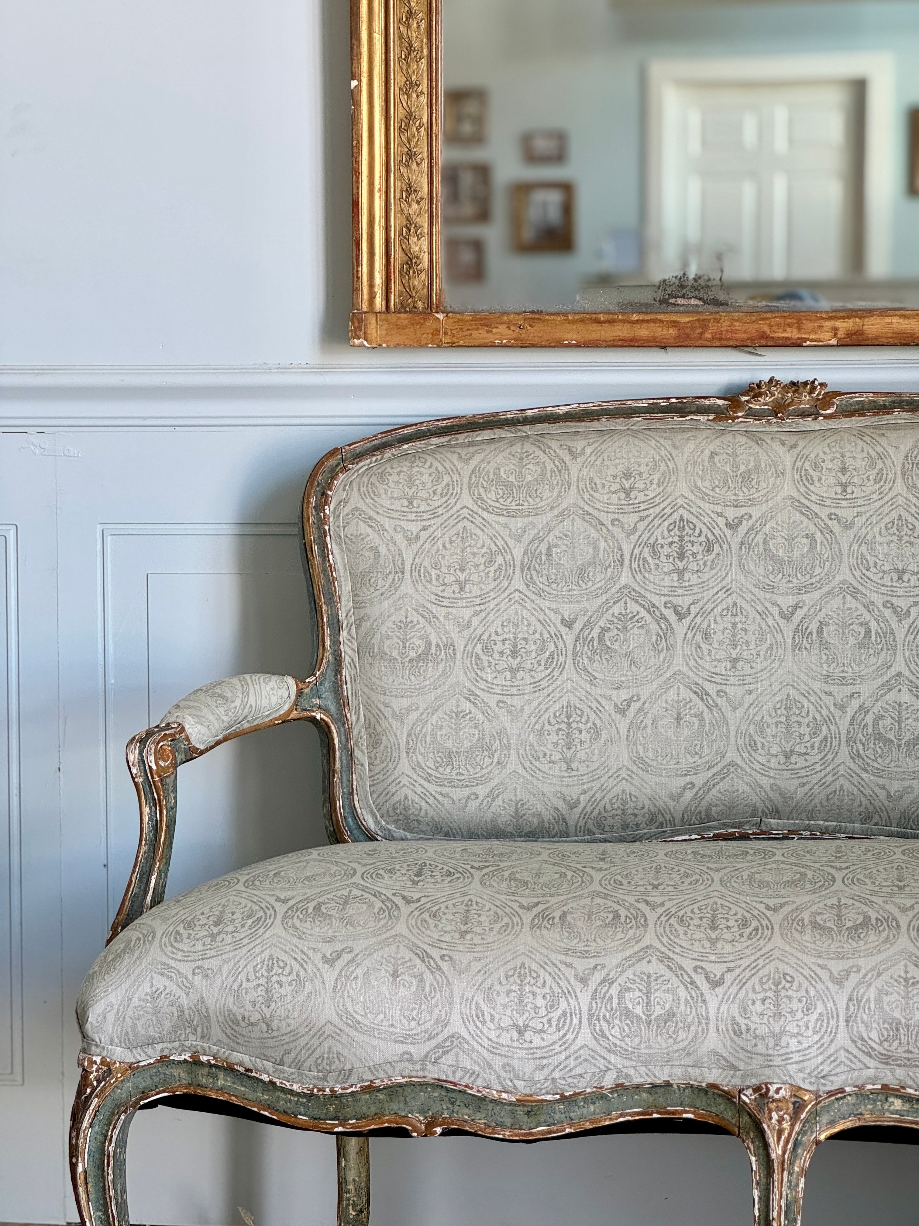 Canapé Louis XV belge ancien, récemment recouvert de lin imprimé