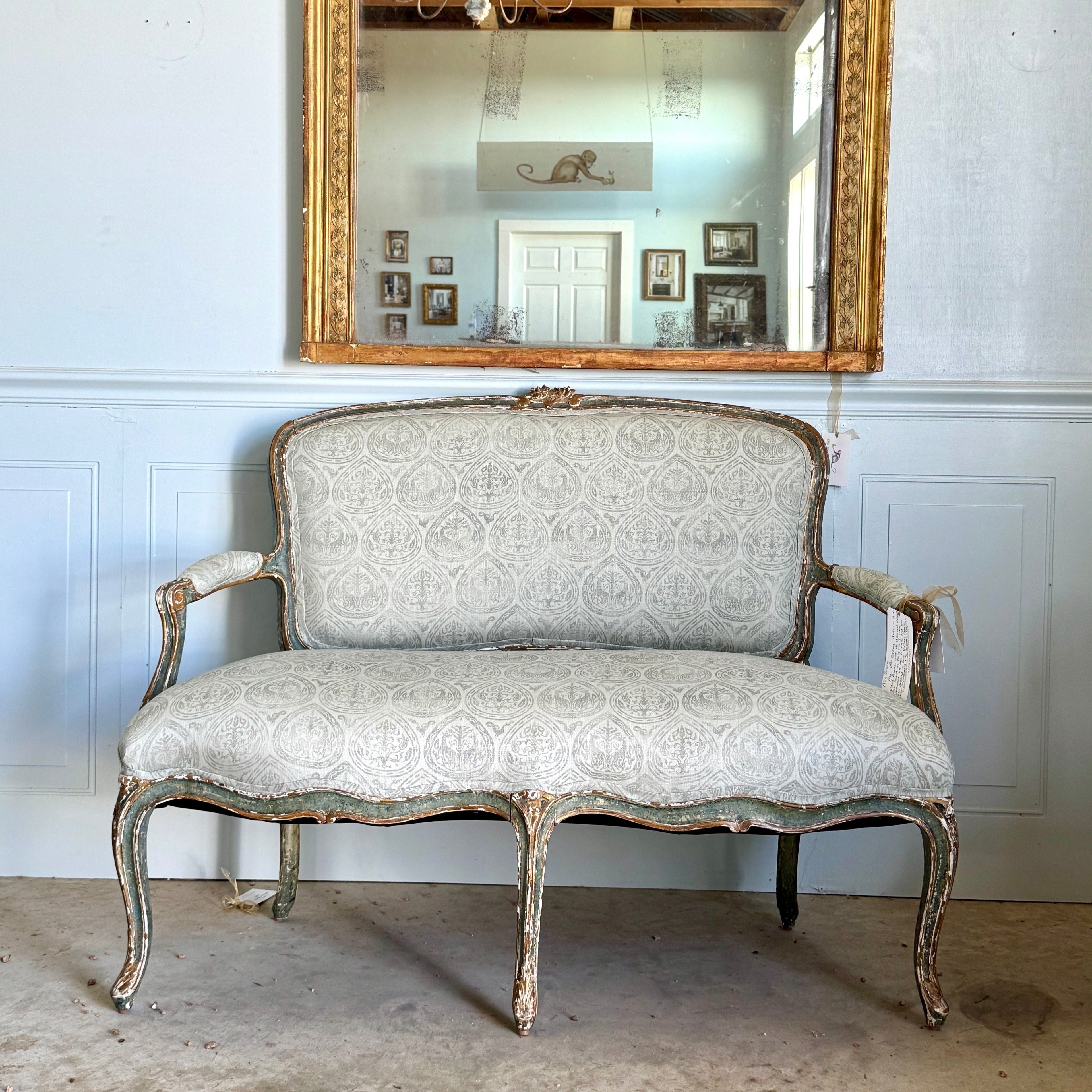 Canapé Louis XV belge ancien, récemment recouvert de lin imprimé