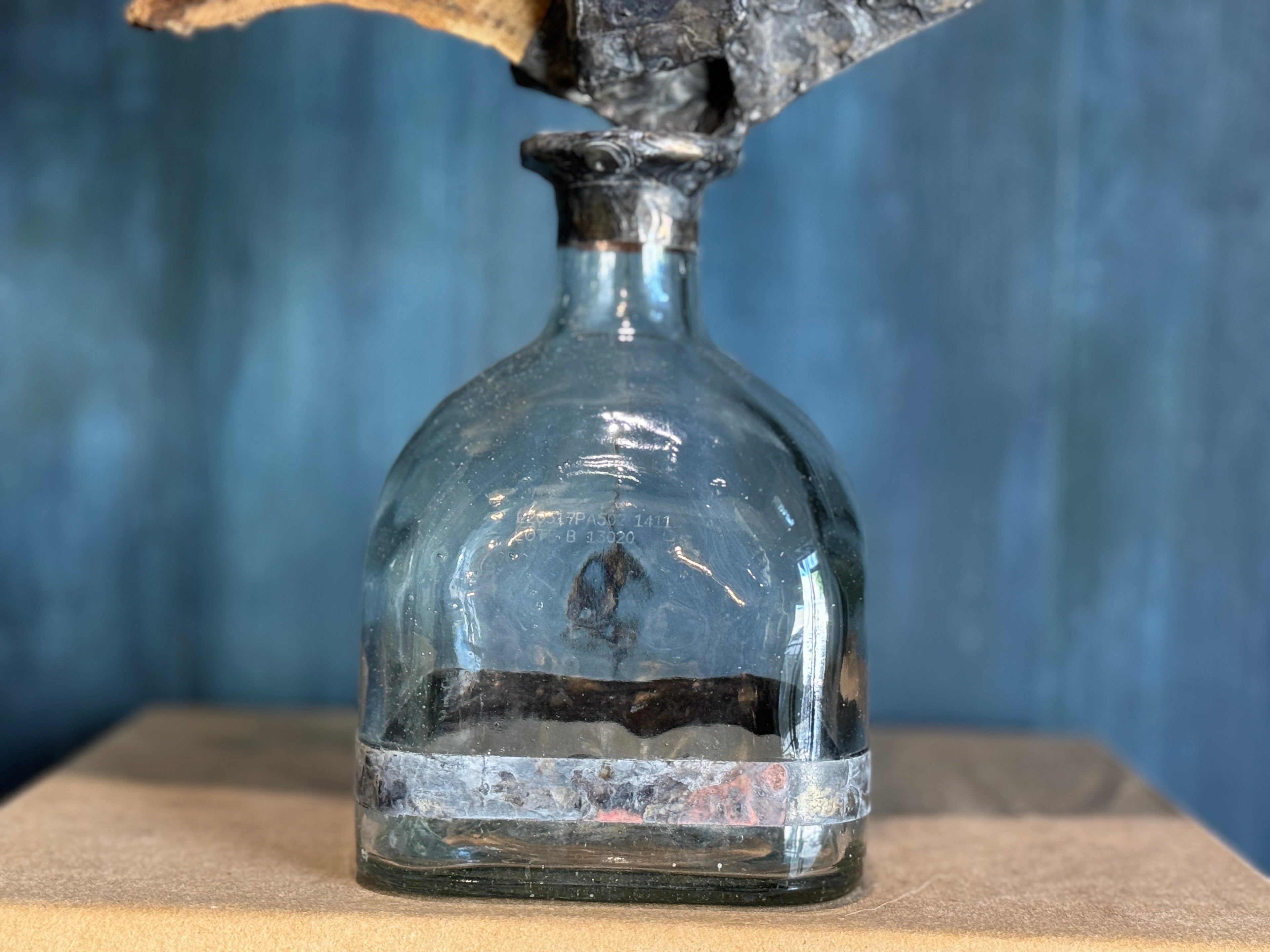 Bouteille sculptée en bois flotté fabriquée à la main