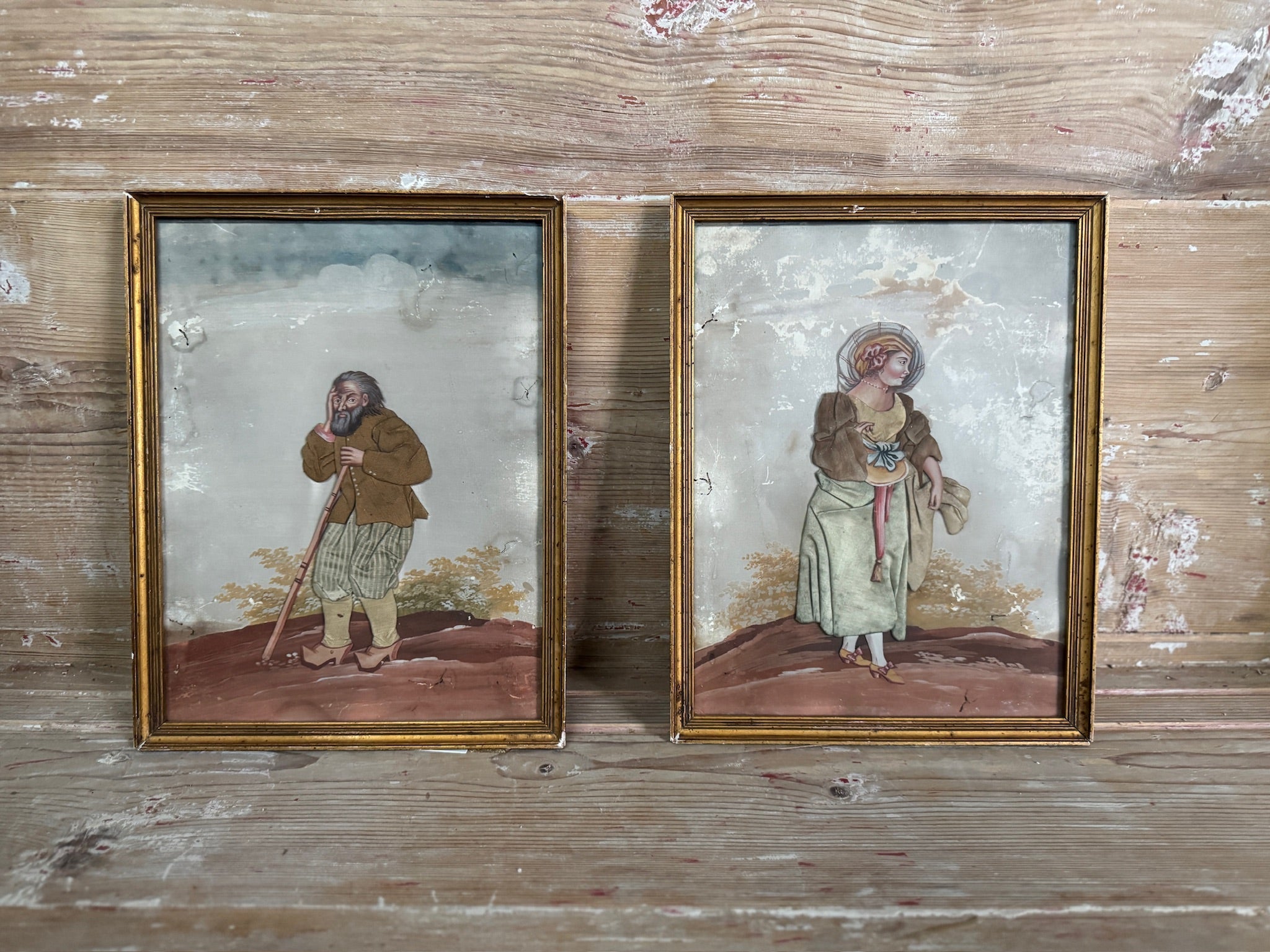Paire de peintures à l'huile françaises du XVIIIe siècle avec figures en appliques textiles