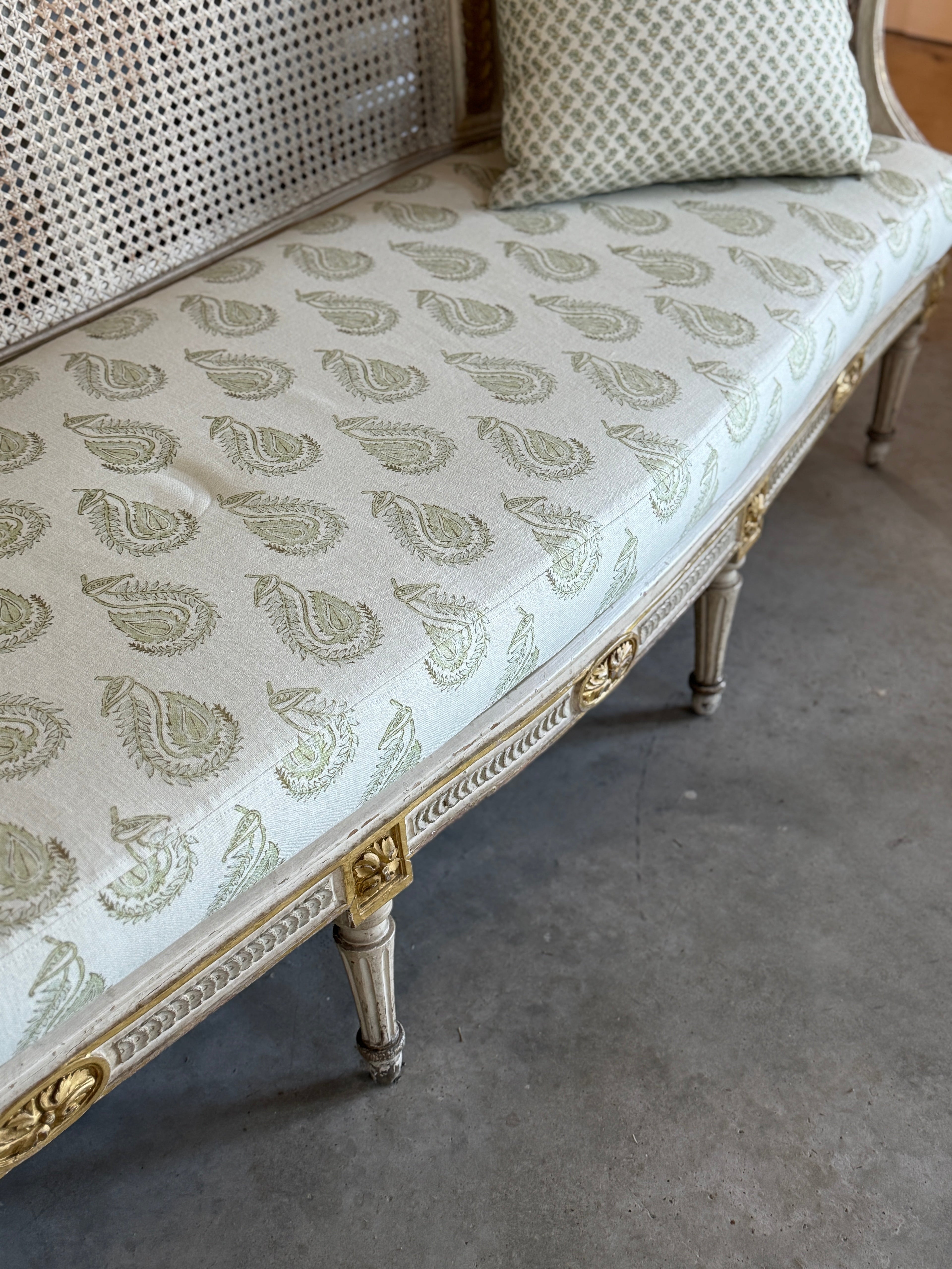 Banc canné belge vers 1850 avec coussin en tissu neuf de créateur