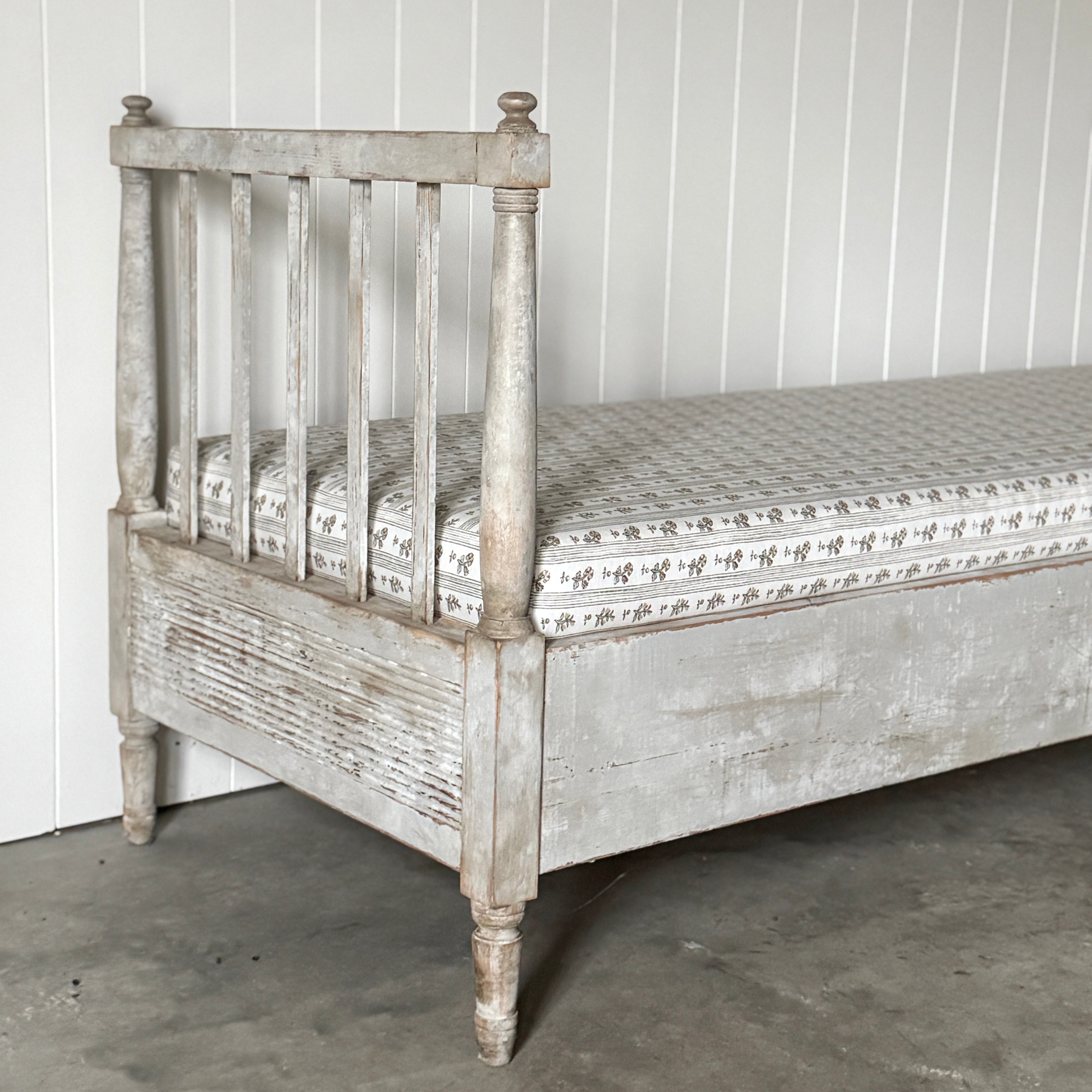 Lit de repos suédois antique avec tablier cannelé et tissu Schumacher, XIXe siècle