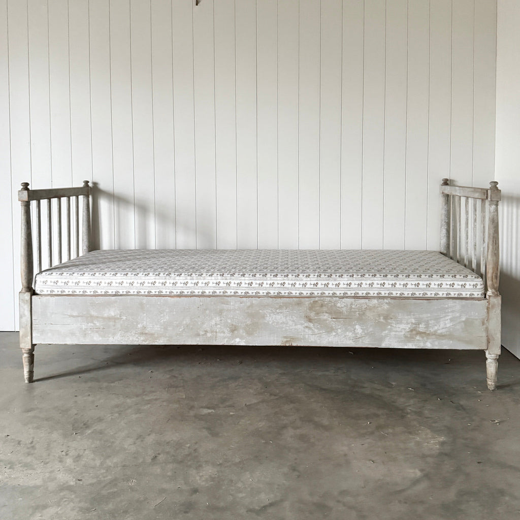 Lit de repos suédois antique avec tablier cannelé et tissu Schumacher, XIXe siècle
