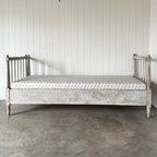 Lit de repos suédois antique avec tablier cannelé et tissu Schumacher, XIXe siècle