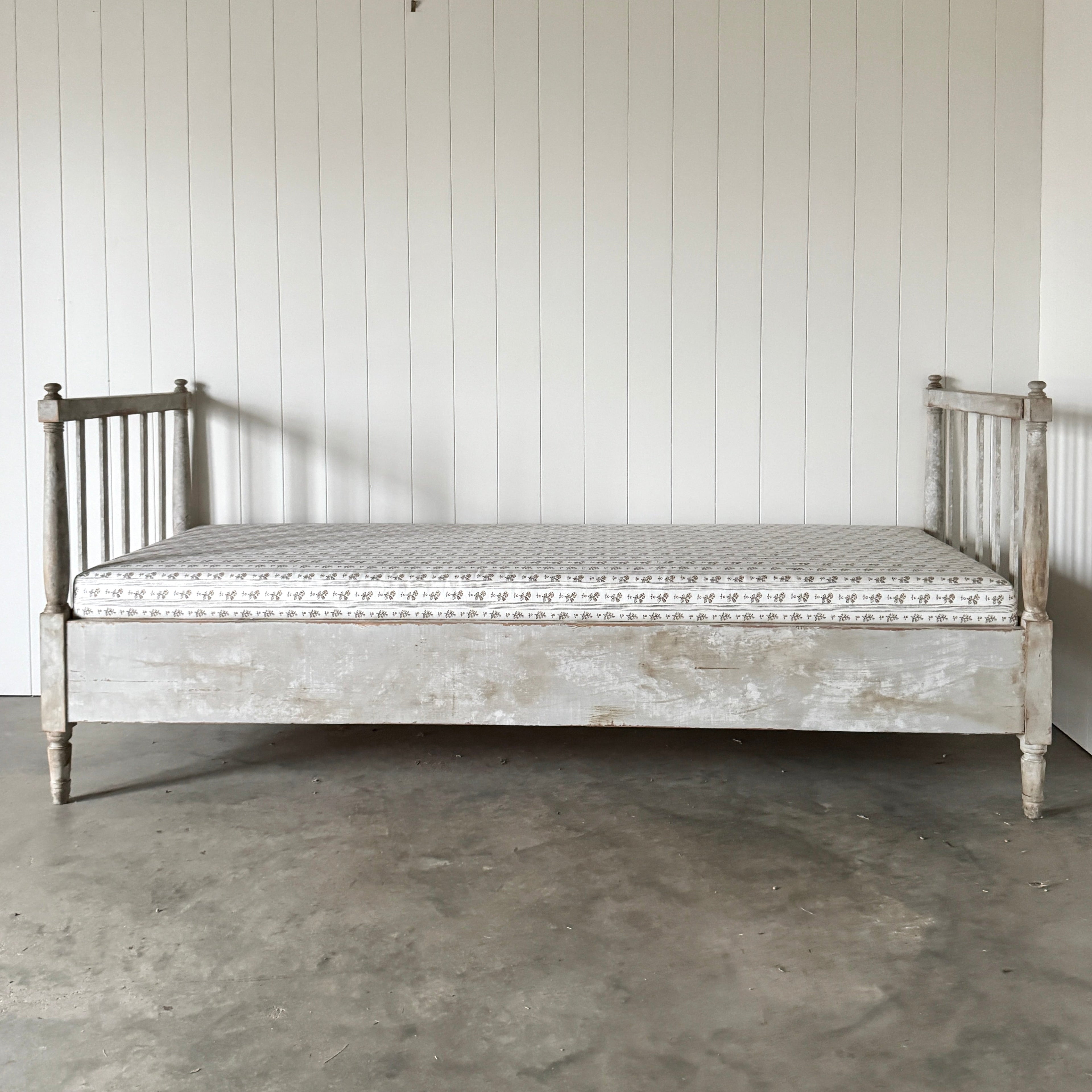 Lit de repos suédois antique avec tablier cannelé et tissu Schumacher, XIXe siècle