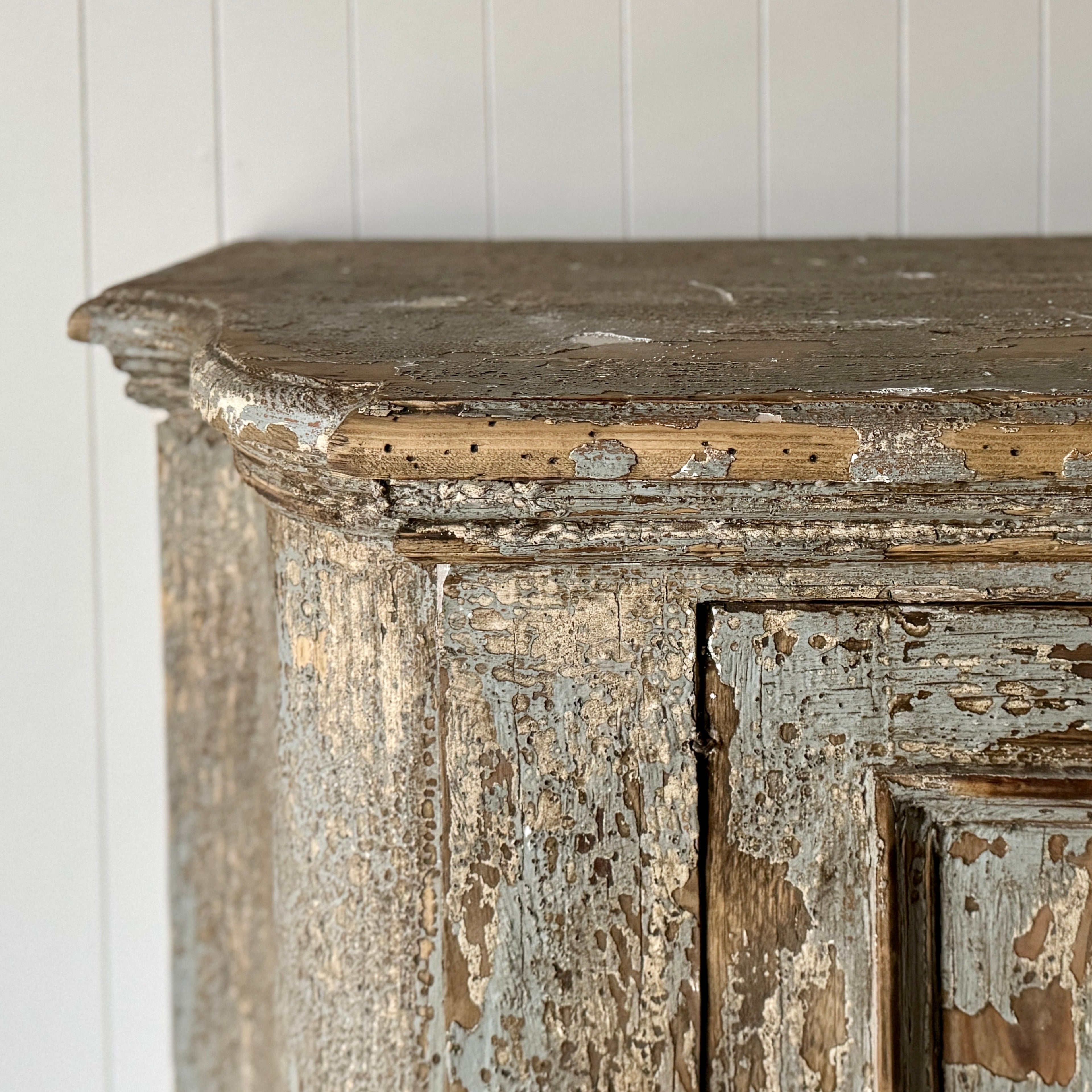Superbe buffet de reproduction fabriqué à partir de bois toscan récupéré