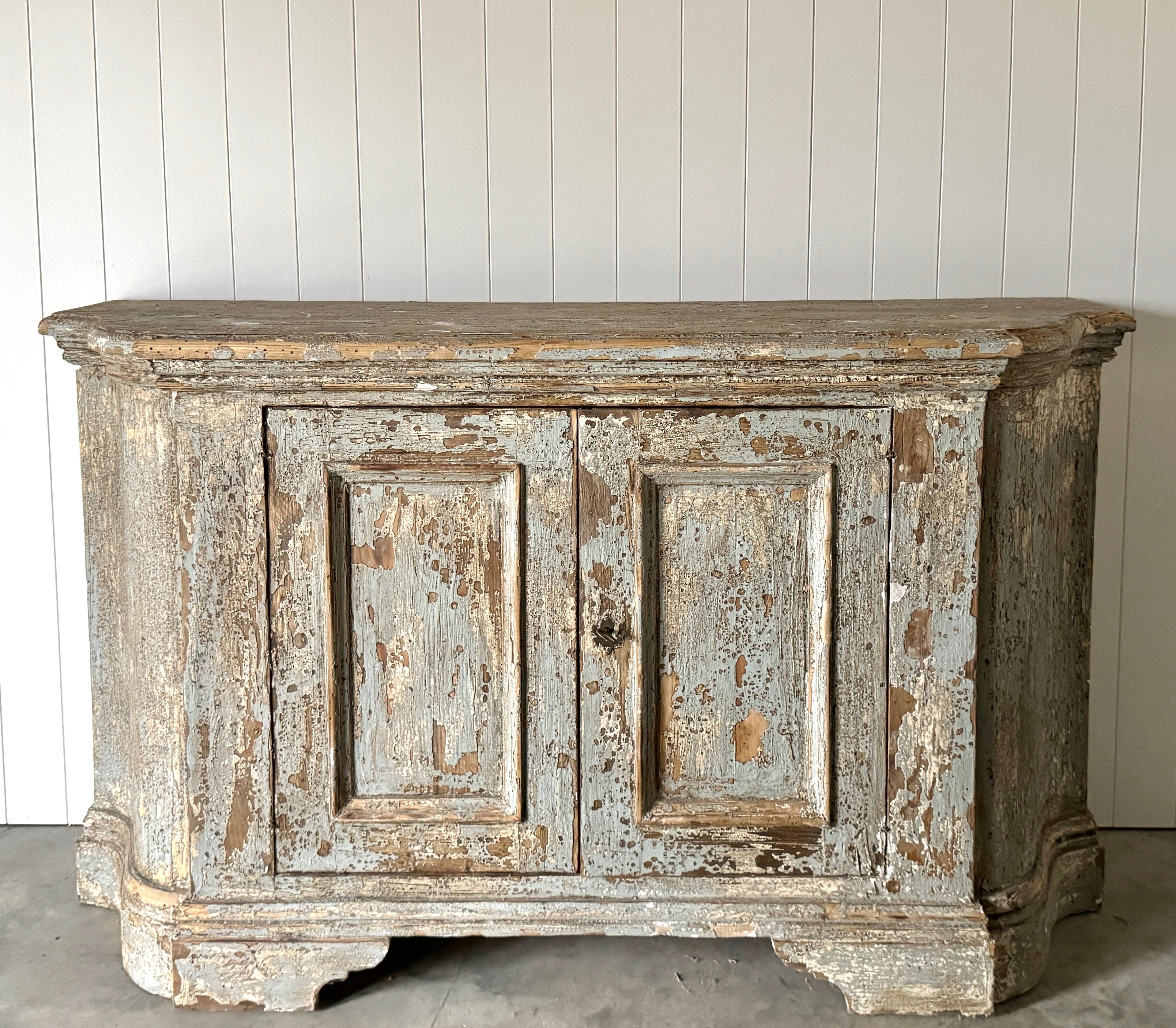 Superbe buffet de reproduction fabriqué à partir de bois toscan récupéré
