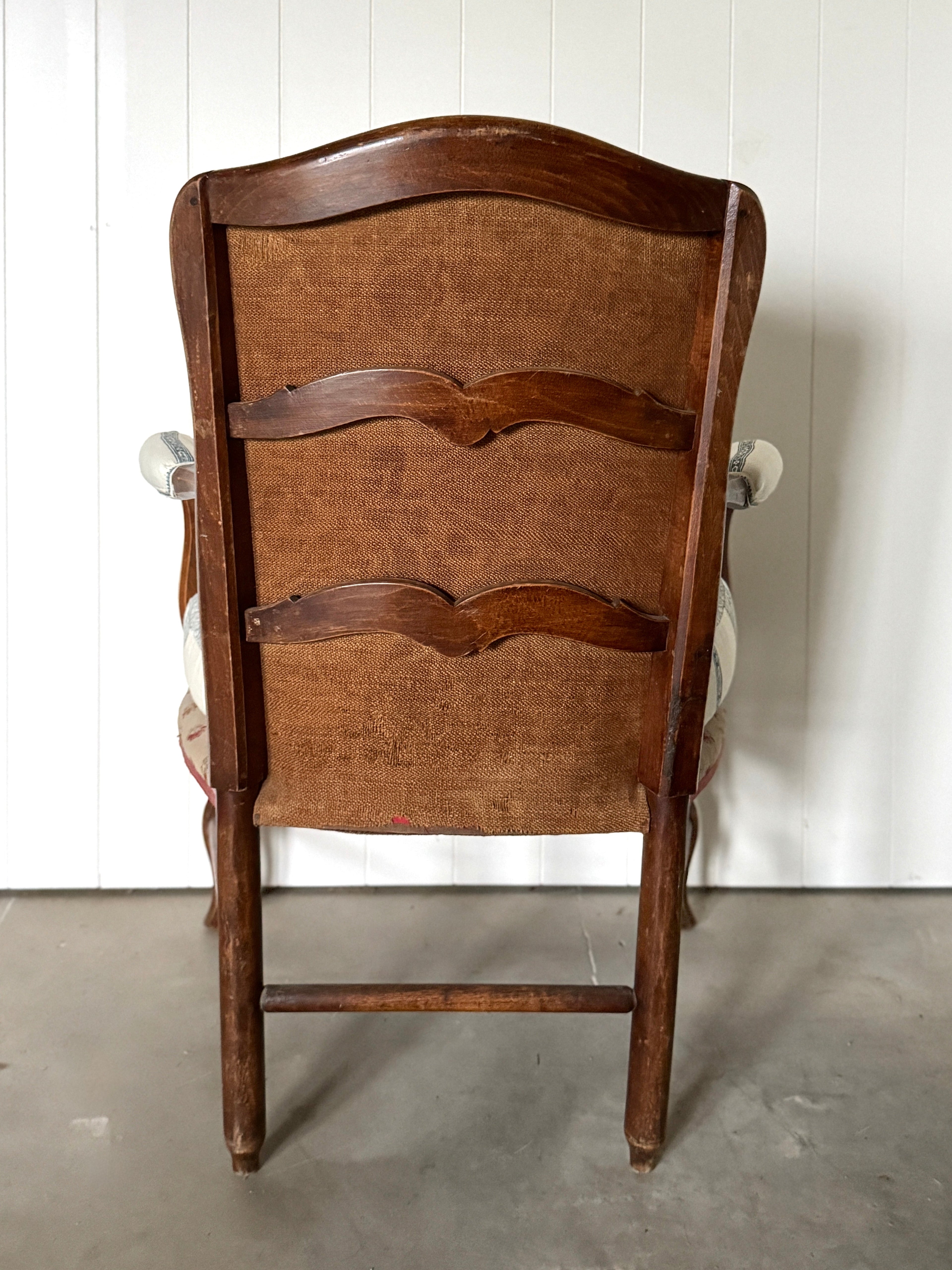 Fauteuil provençal en noyer avec nouveau tissu design, vers 1800
