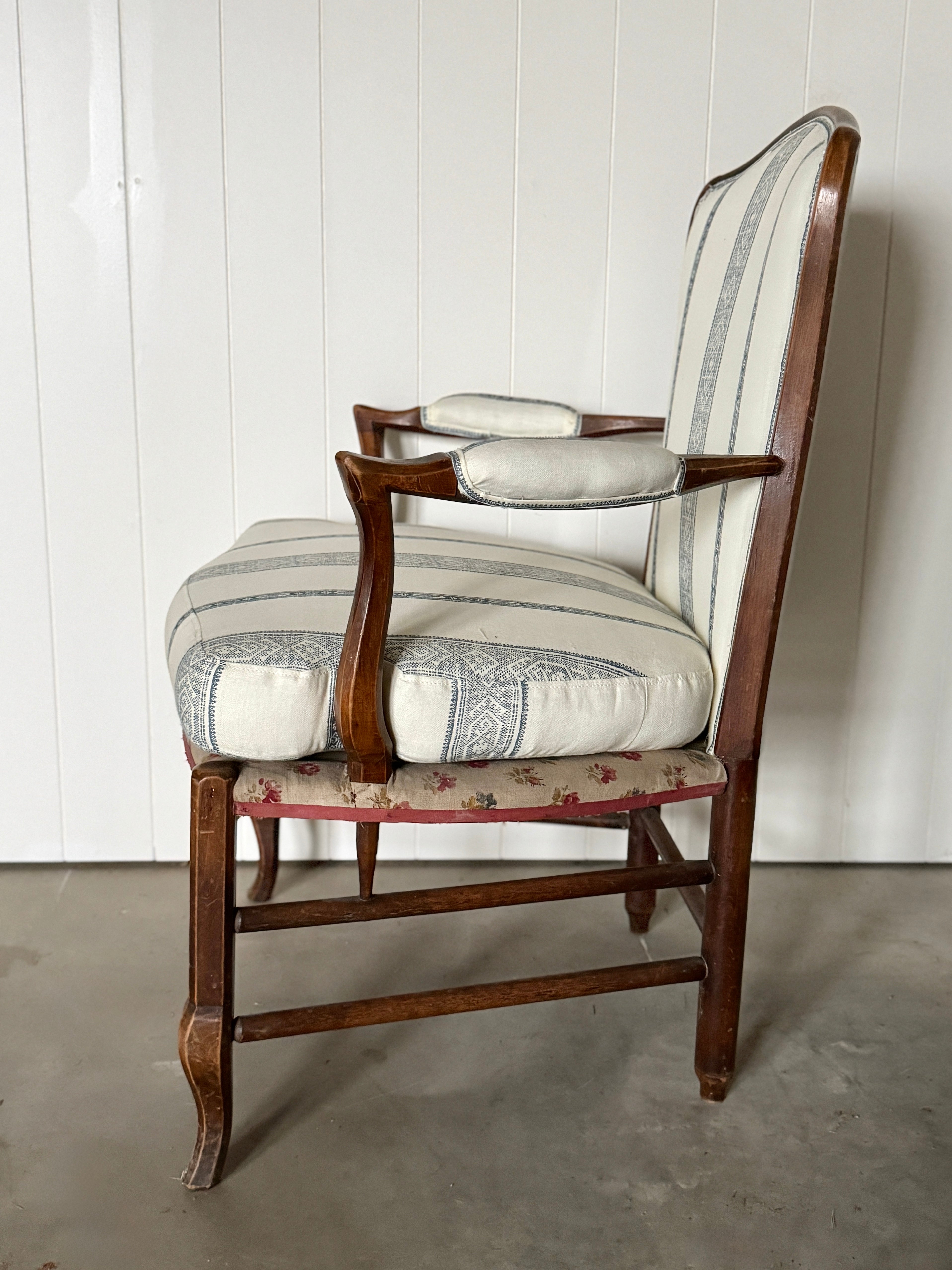 Fauteuil provençal en noyer avec nouveau tissu design, vers 1800