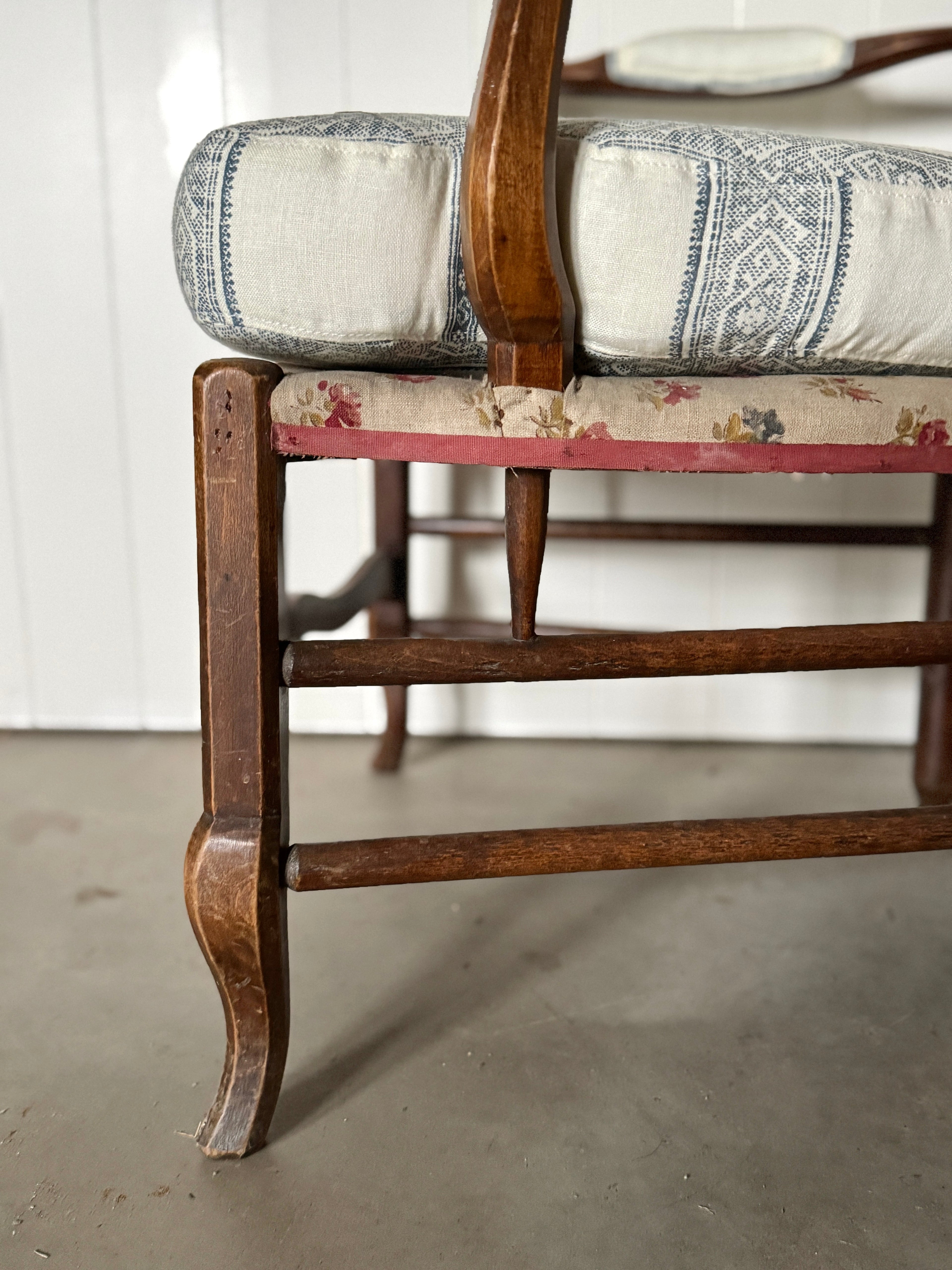 Fauteuil provençal en noyer avec nouveau tissu design, vers 1800