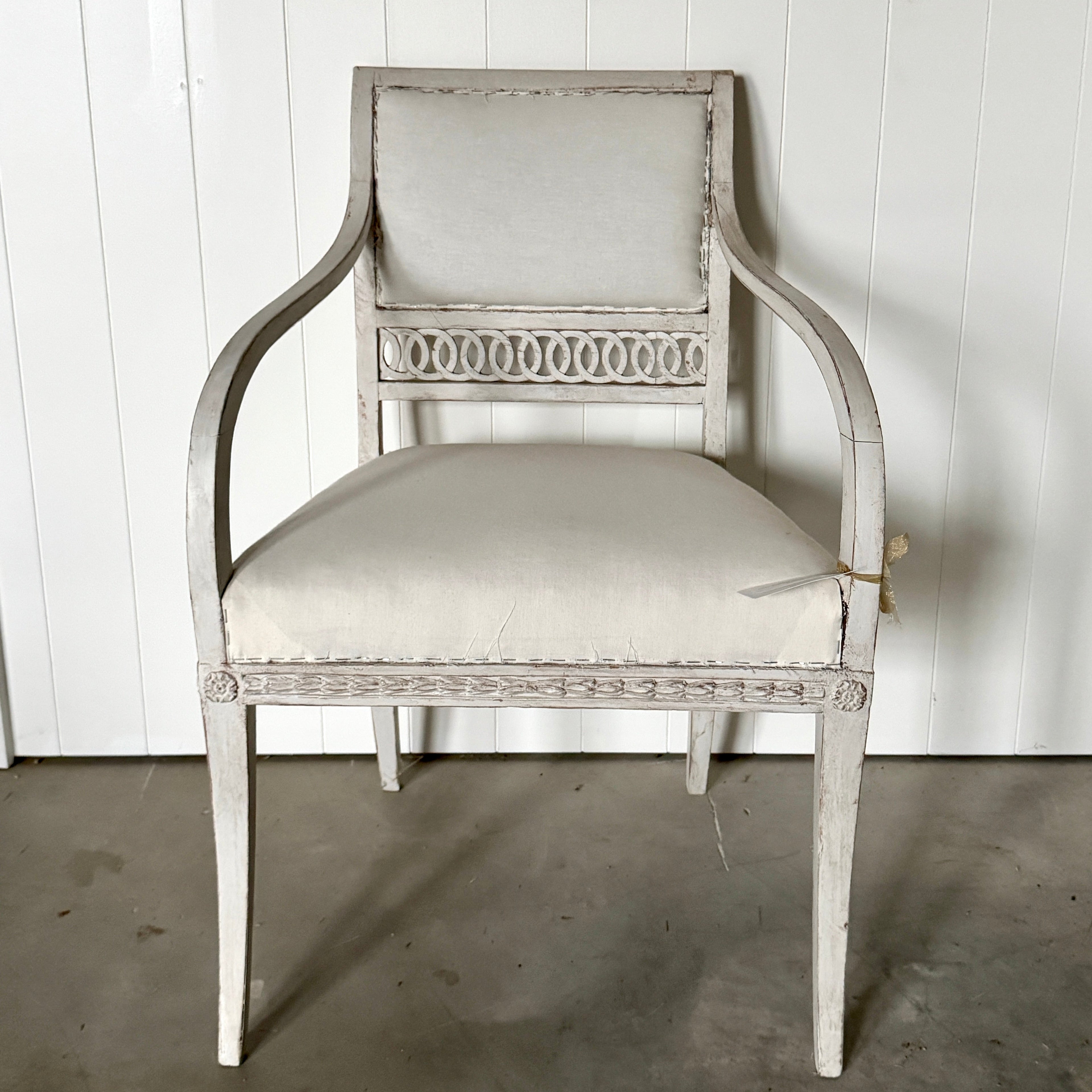 Paire de chaises antiques gustaviennes des années 1800 aux détails élégants
