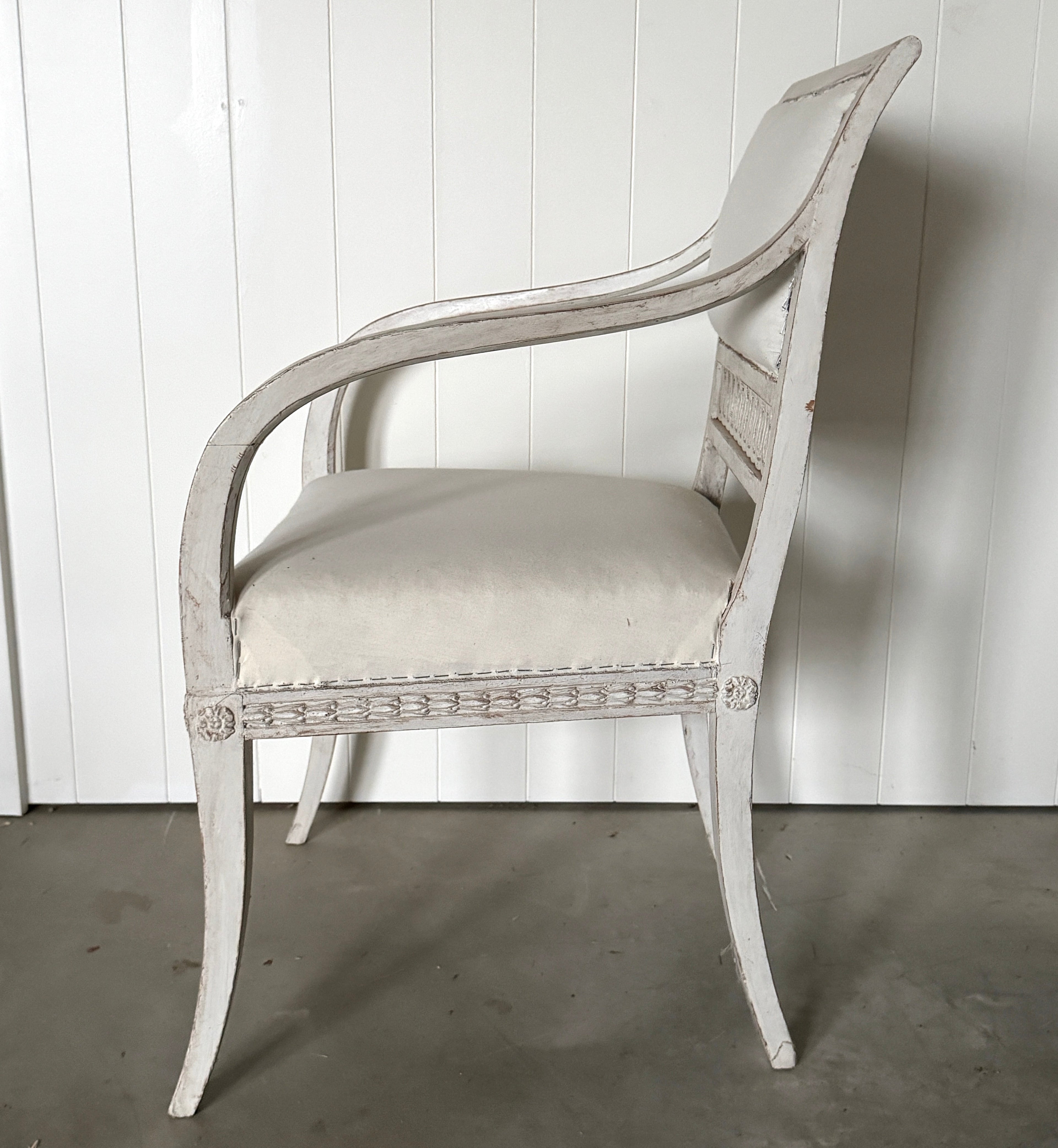 Paire de chaises antiques gustaviennes des années 1800 aux détails élégants