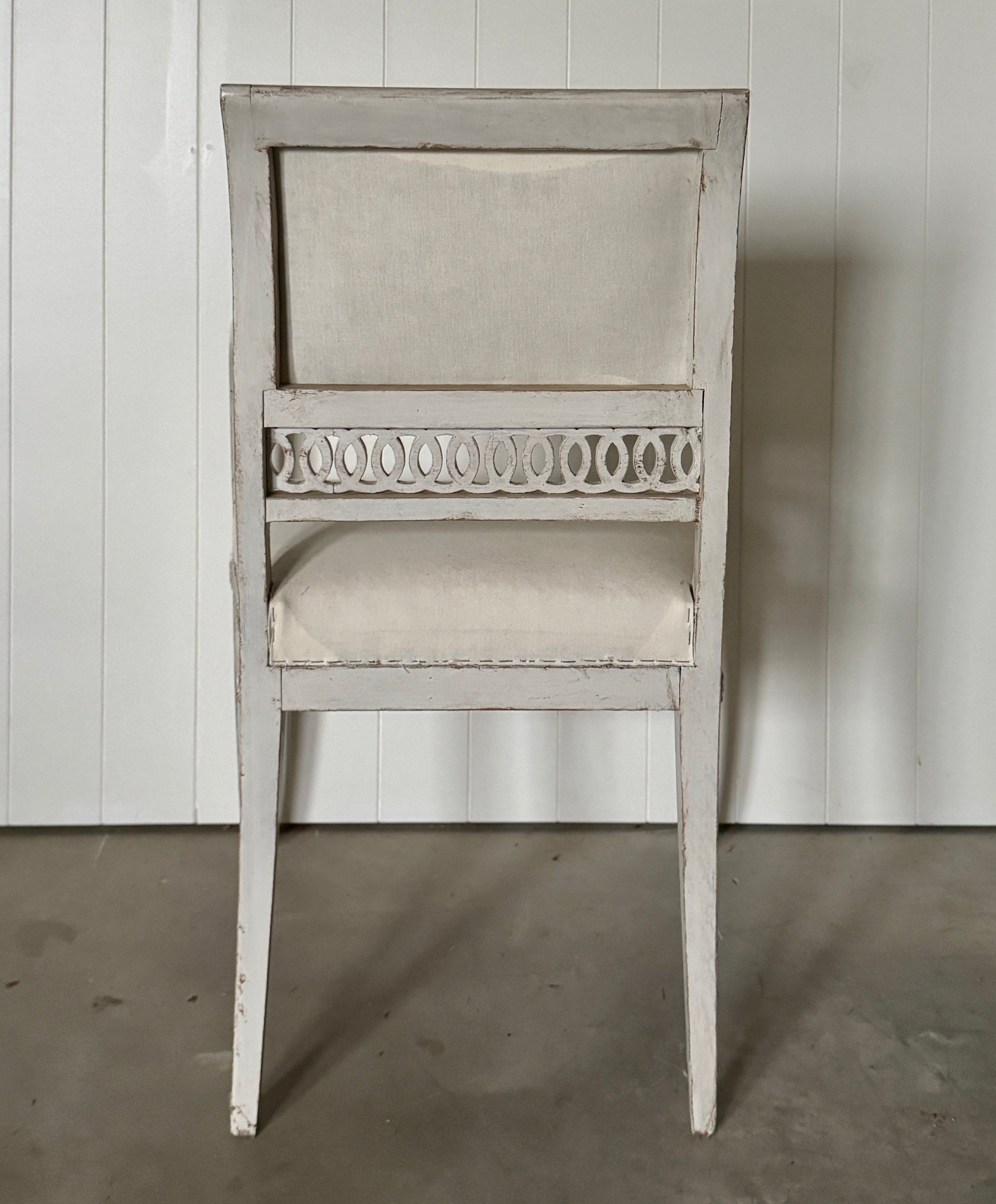 Paire de chaises antiques gustaviennes des années 1800 aux détails élégants
