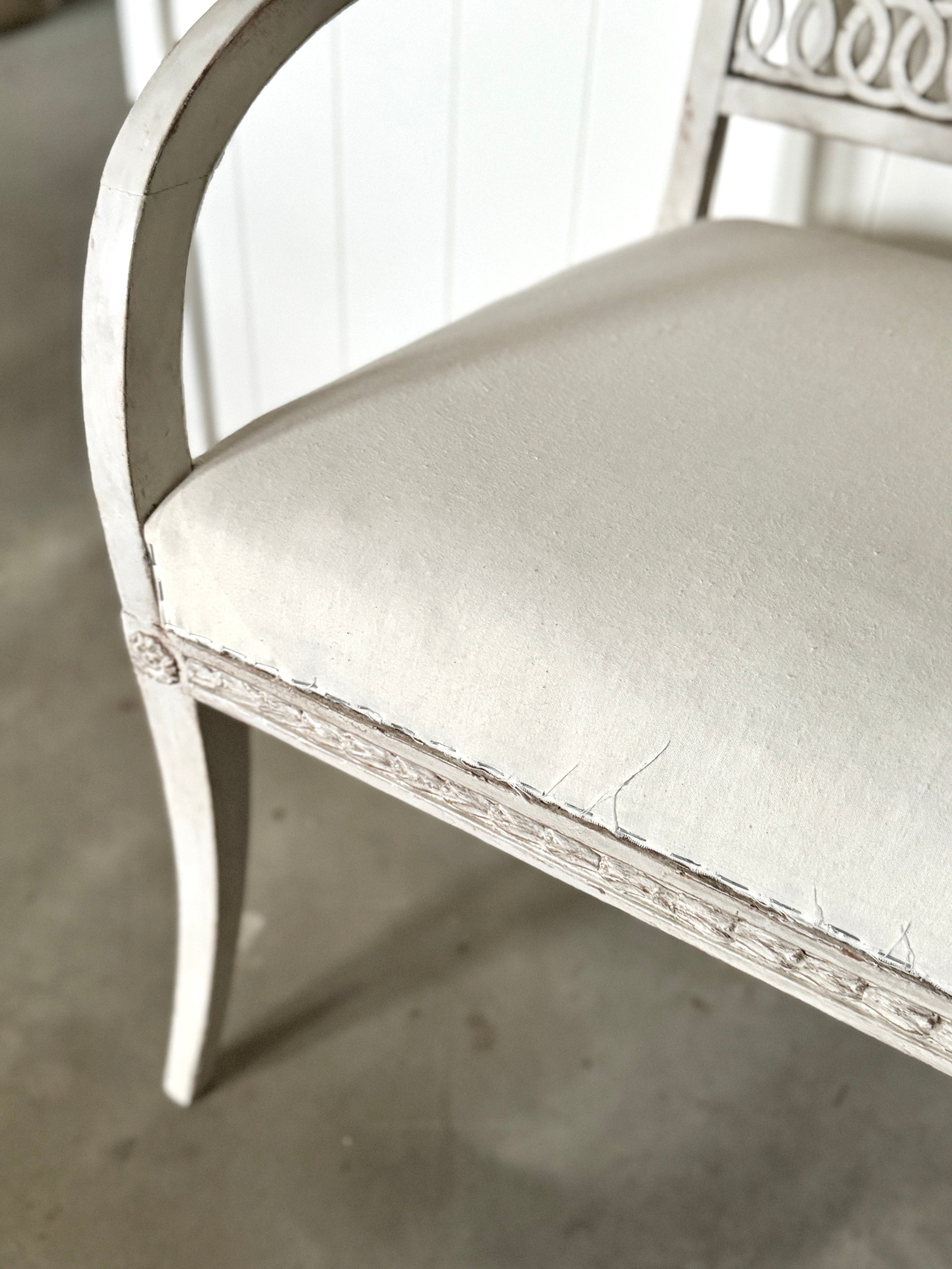 Paire de chaises antiques gustaviennes des années 1800 aux détails élégants
