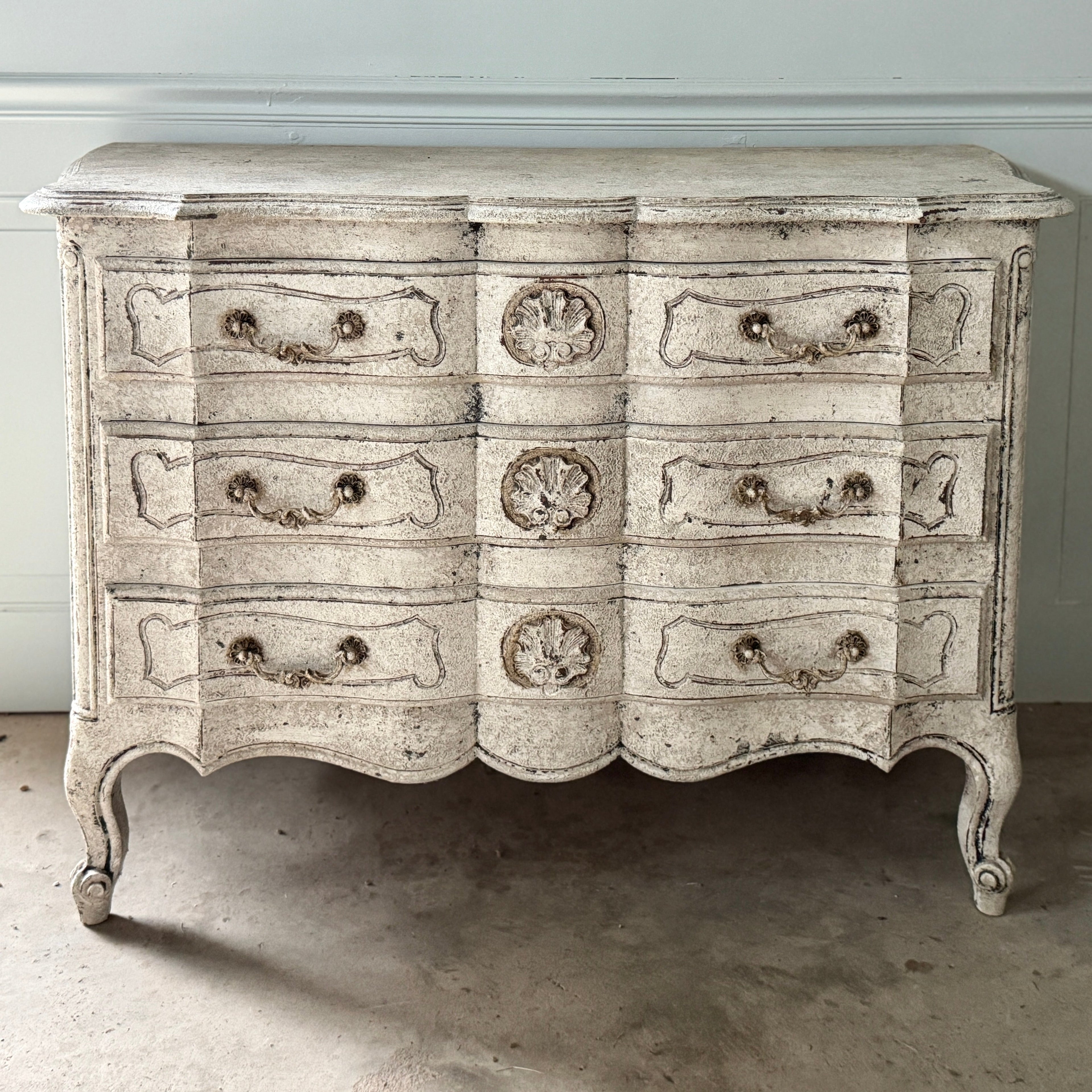 Commode française du XIXe siècle, blanchie à la chaux