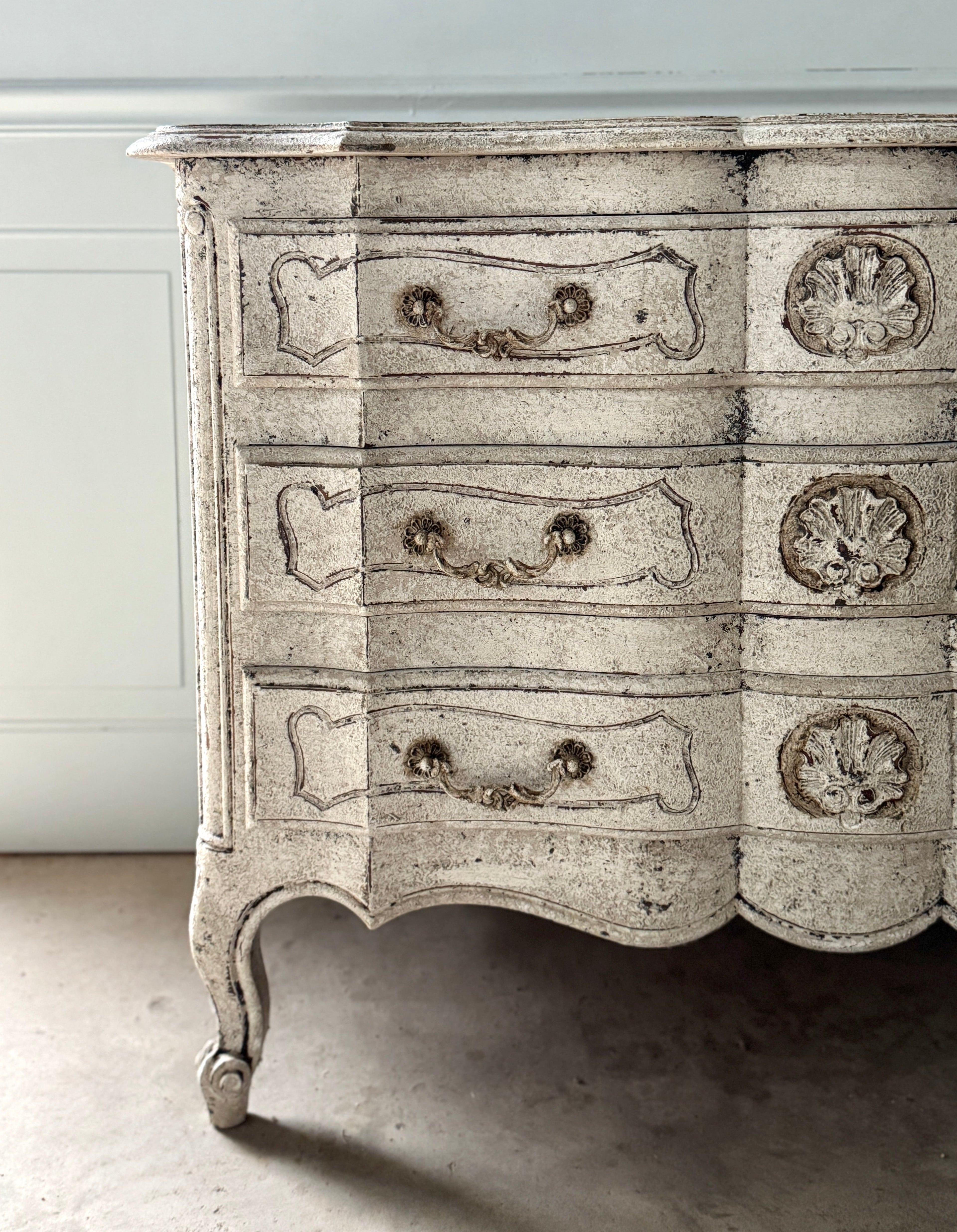 Commode française du XIXe siècle, blanchie à la chaux