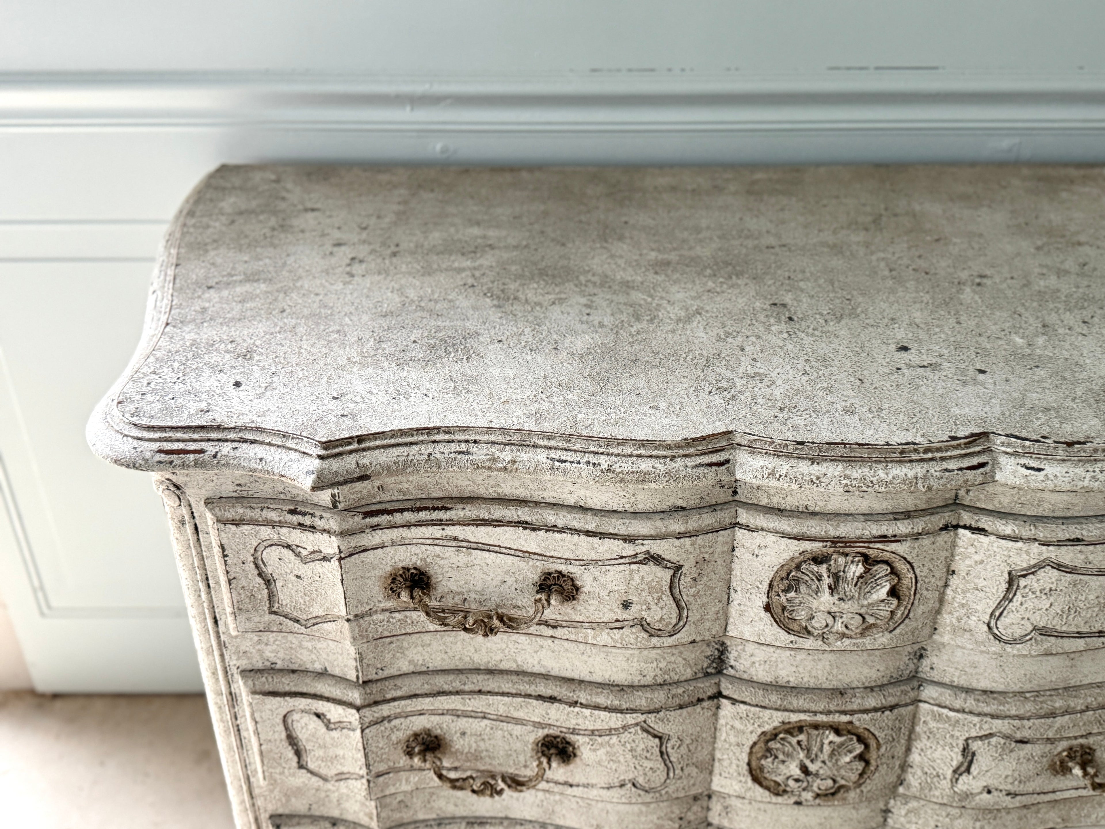 Commode française du XIXe siècle, blanchie à la chaux