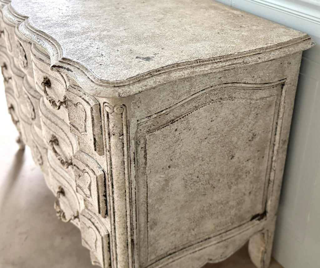 Commode française du XIXe siècle, blanchie à la chaux