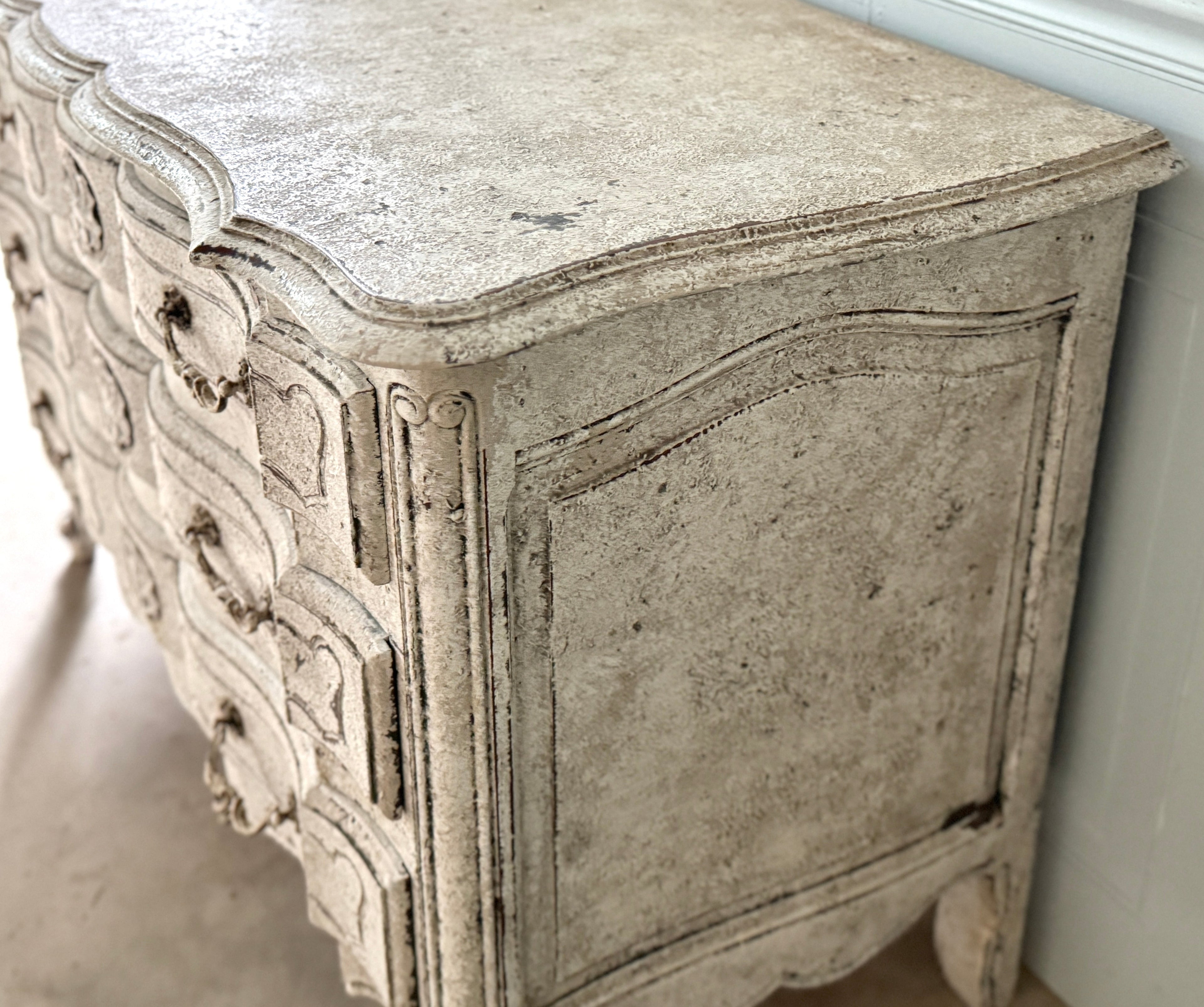 Commode française du XIXe siècle, blanchie à la chaux