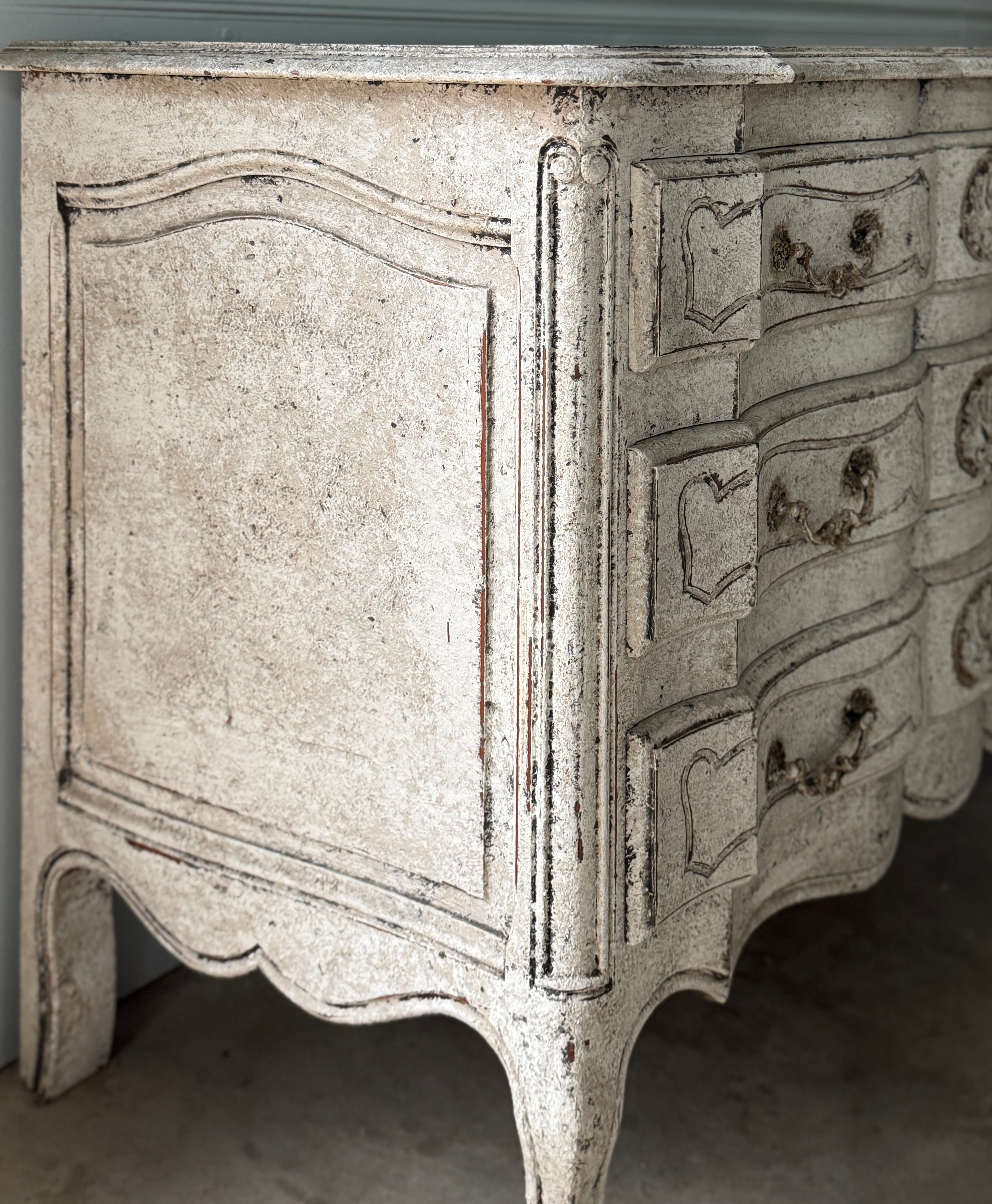 Commode française du XIXe siècle, blanchie à la chaux