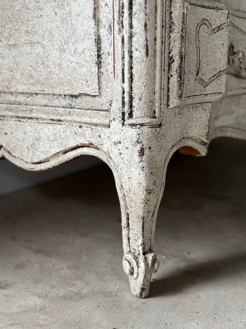 Commode française du XIXe siècle, blanchie à la chaux