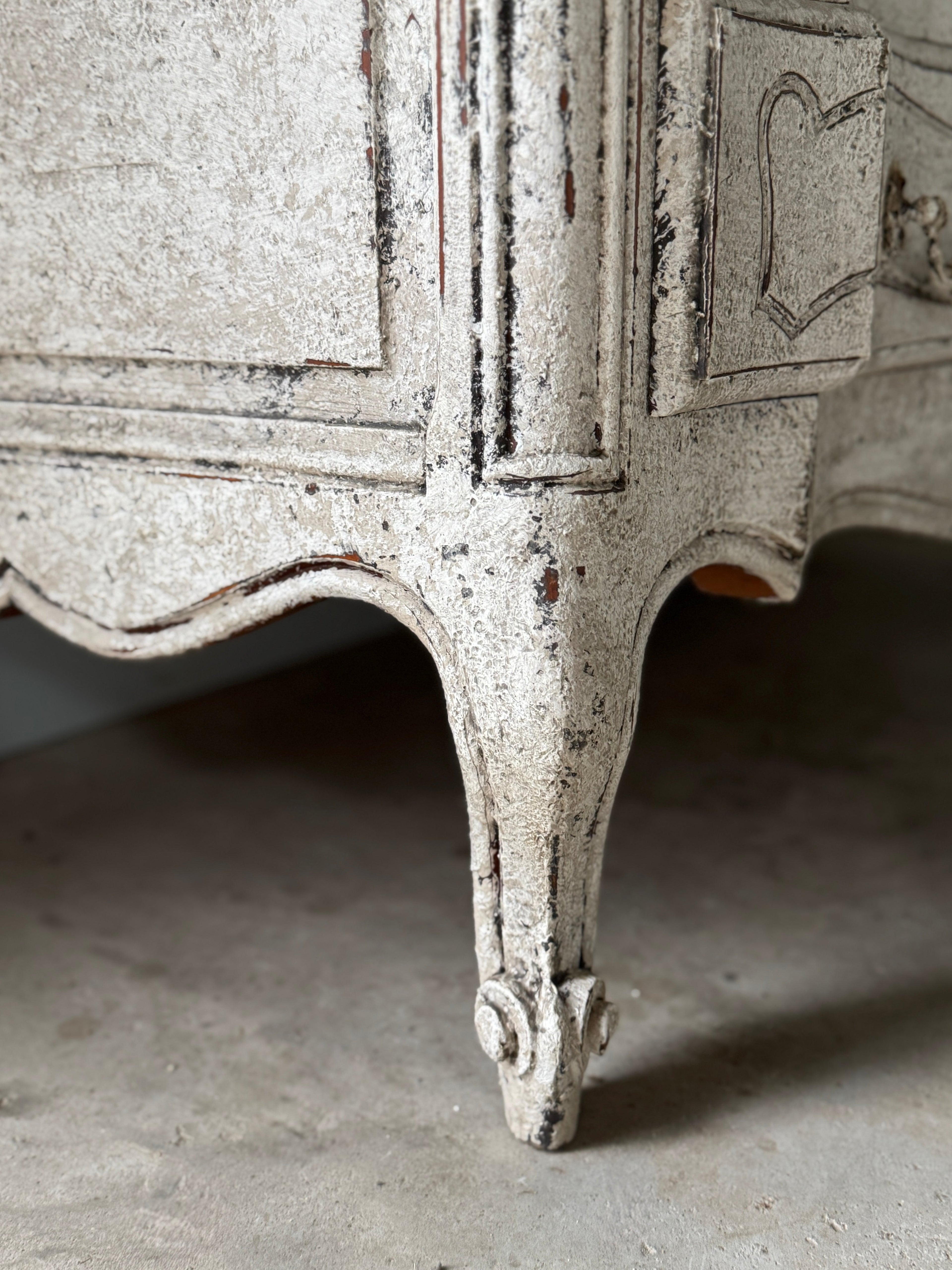 Commode française du XIXe siècle, blanchie à la chaux