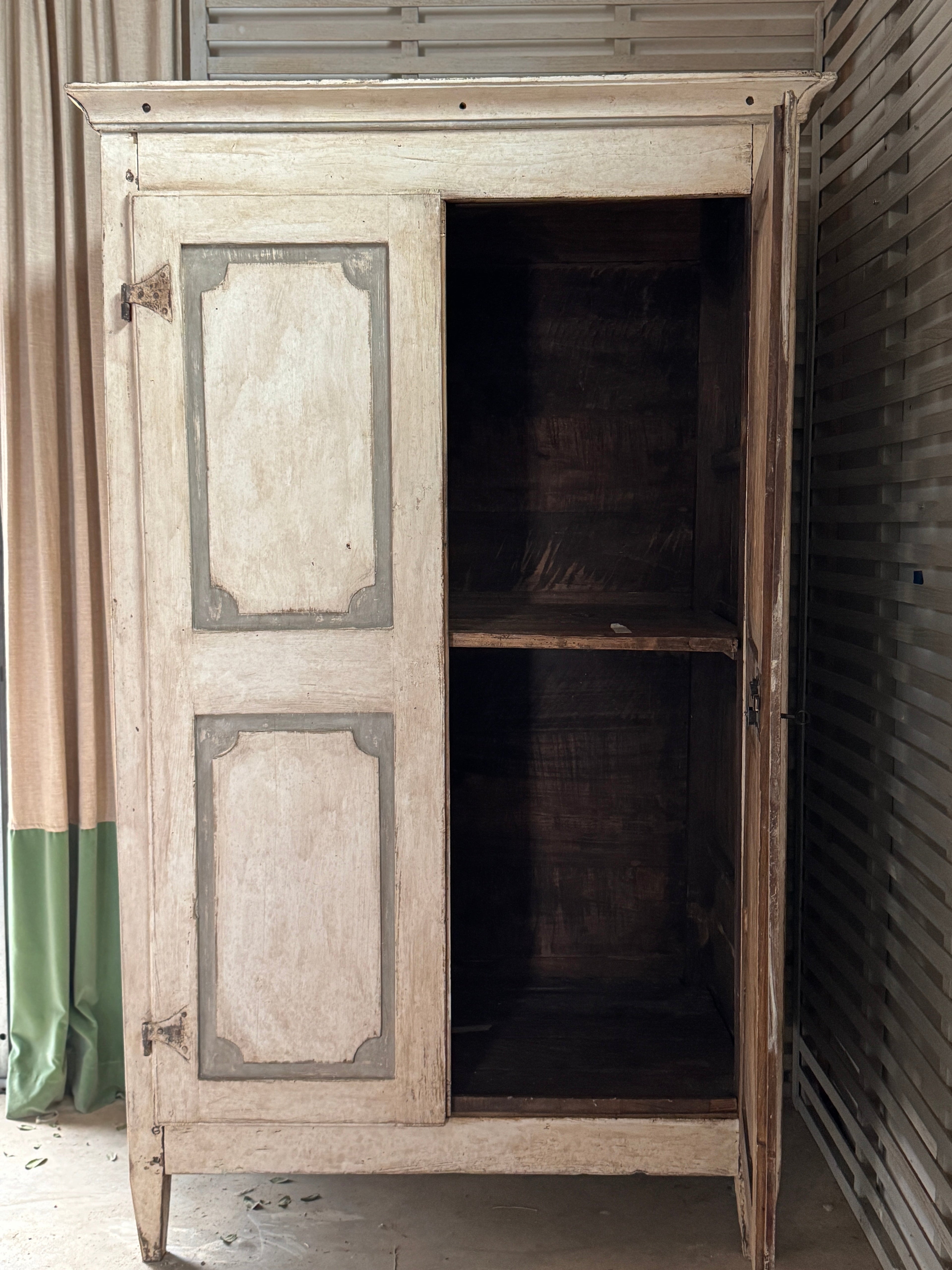 Armoire peinte italienne du XIXe siècle
