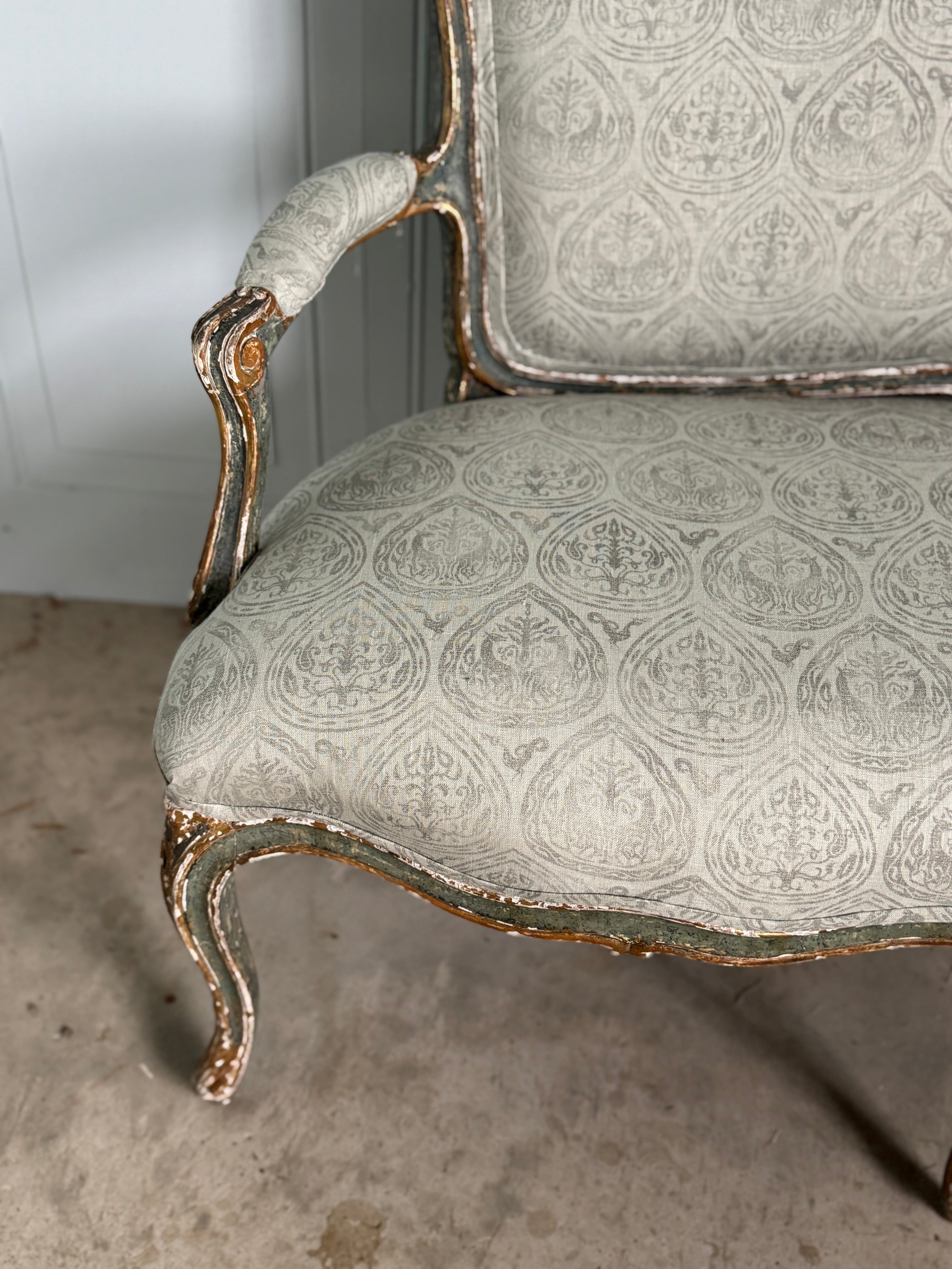 Canapé Louis XV belge ancien, récemment recouvert de lin imprimé