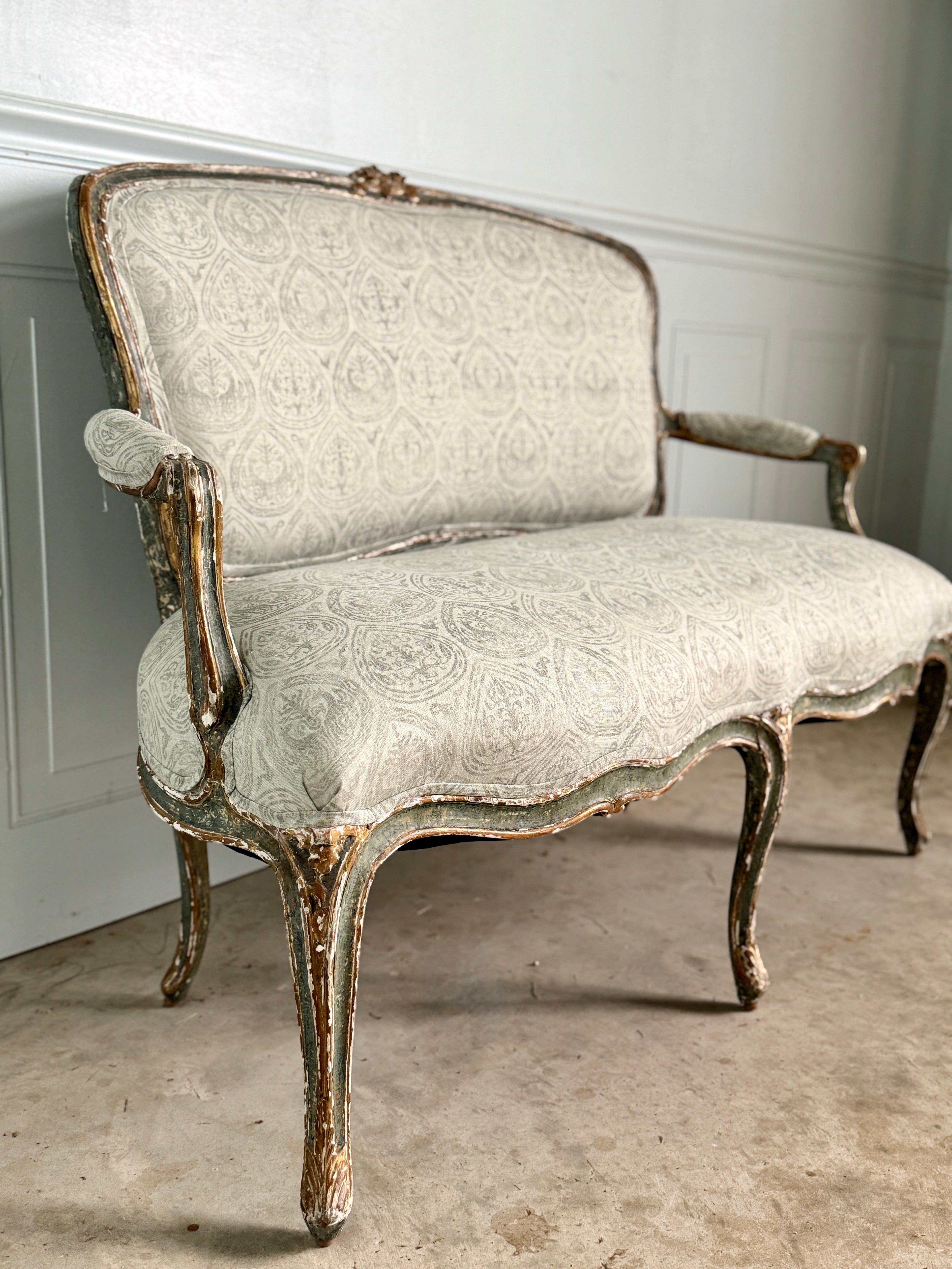 Canapé Louis XV belge ancien, récemment recouvert de lin imprimé