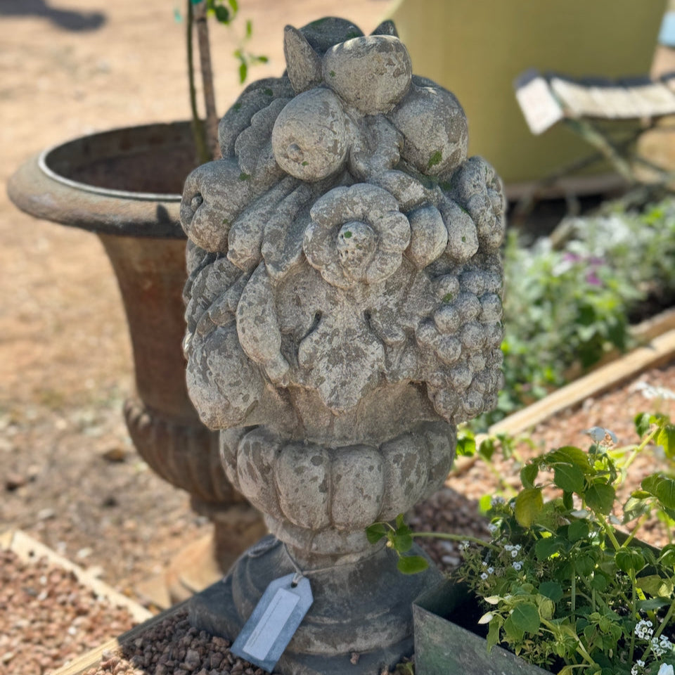 Paire de paniers floraux anciens en béton belge