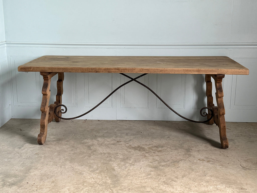 Table à tréteaux espagnole antique en chêne avec traverse en fer, vers 1920