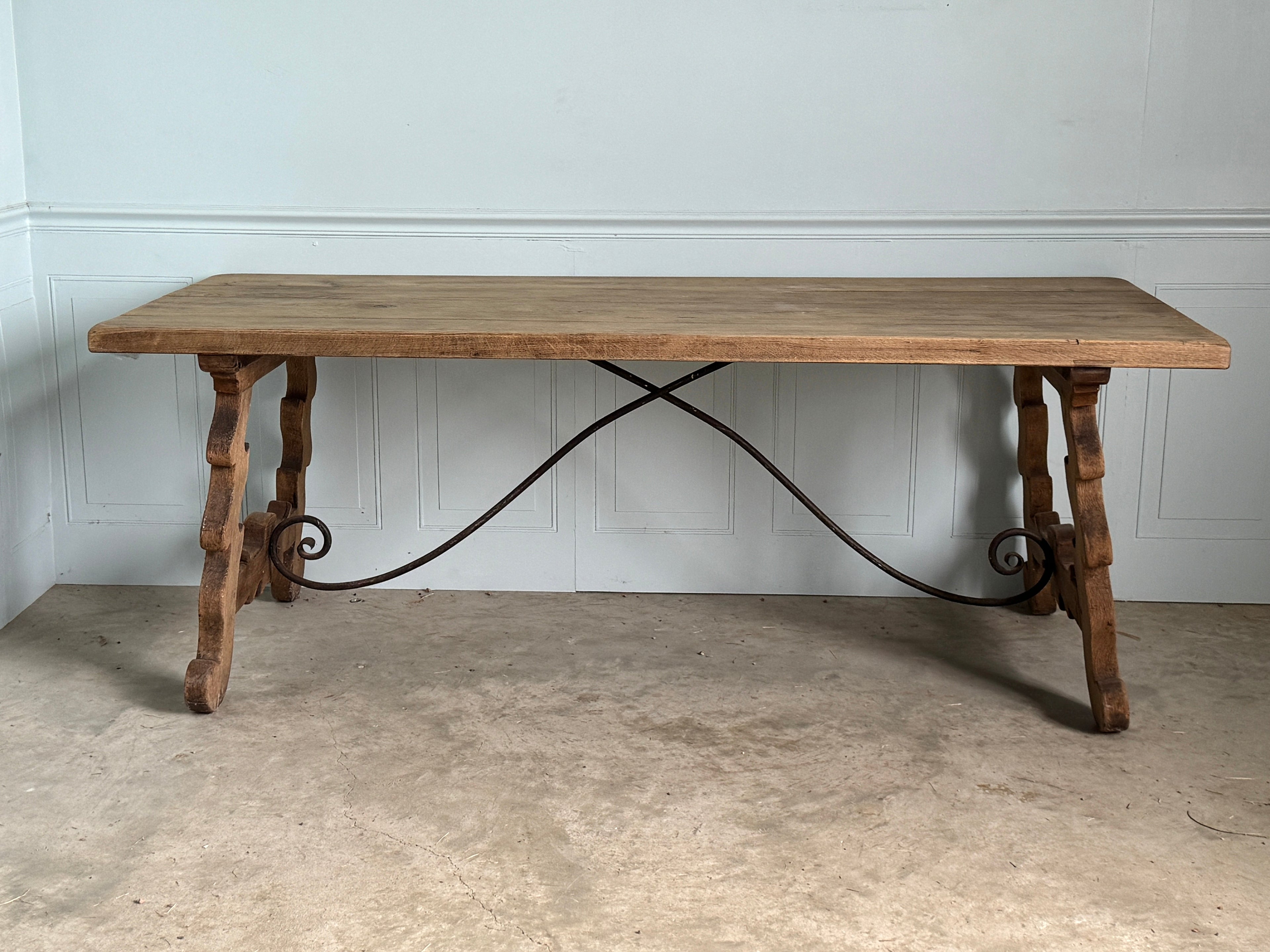 Table à tréteaux espagnole antique en chêne avec traverse en fer, vers 1920